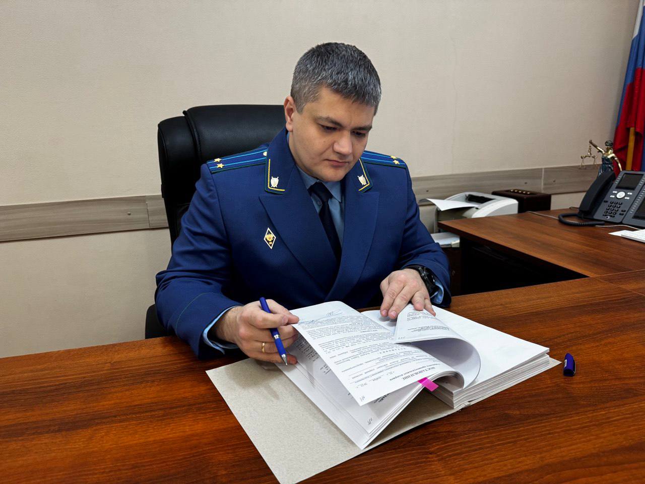 Прокуратура г Стрежевого Томской области направила в суд уголовное дело о нарушениях повлекших по неосторожности массовое отравление граждан Прокуратура г Стрежевого Томской области утвердила обвинительное заключение по уголовному делу в отношении директора продуктового магазина Женщина обвиняется по ч 1 ст 236 УК РФ нарушение санитарно эпидемиологических правил повлекшее по неосторожности массовое заболевание людей По версии следствия обвиняемая организовала продажу готовых блюд в магазине продуктов При этом при их приготовлении в торговой точке она не обеспечила соблюдение санитарно эпидемиологических требований в том числе по ежедневному осмотру персонала и допустила к работе инфицированного сотрудника Это повлекло в июне июле 2025 года заражение бактерией рода сальмонелла 20 человек включая двух детей еще трое проходили лечение в связи с острой кишечной инфекцией Вину в содеянном обвиняемая признала причиненный пострадавшим ущерб возместила Уголовное дело направлено в Стрежевской городской суд Томской области для рассмотрения по существу