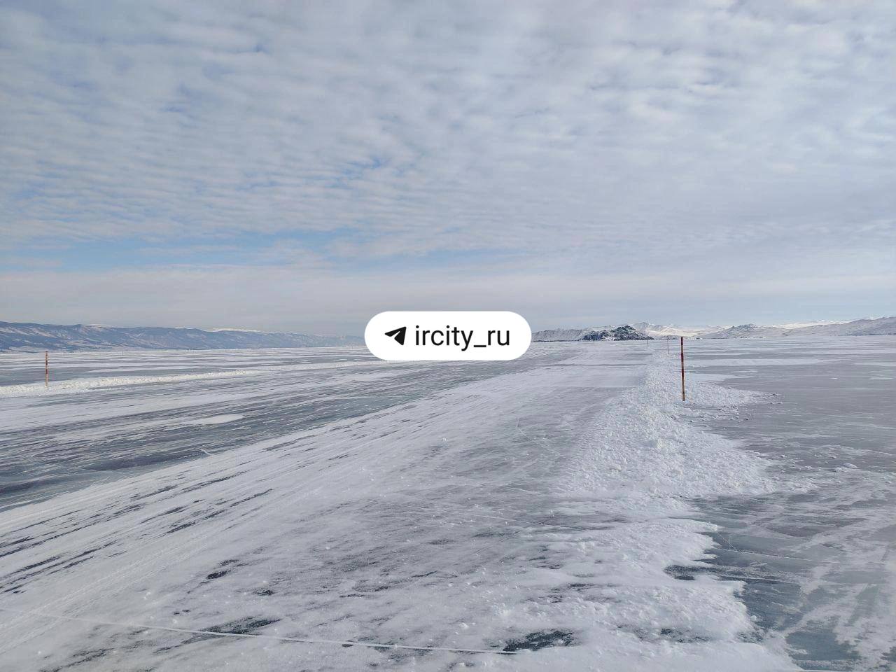 Ледовая переправа на Ольхон еще не запущена Дорогу должны были открыть сегодня но официально ездить по ней еще нельзя ircity ru сообщили в пресс службе областного МЧС что открытие отложили потому что лед двигается Есть вероятность что переправа начнет работать завтра Очевидцы говорят что специальные вешки расставили на всем пути от поселка Куркут до залива Иркутская губа а основная дорога готова Но выезд на лед пока перегорожен блоками Получить комментарий в Дирекции автодорог Приангарья когда переправа откроется не удалось Читайте IrCity в MAX