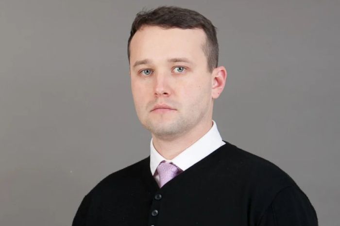 ГК НИЖФАРМ объявила о назначении генерального директора производственной площадки в Обнинске Антон Мурачев назначен на должность генерального директора производственной площадки группы компаний НИЖФАРМ в Обнинске ООО Хемофарм Выпускник Российского химико технологического университета имени Д И Менделеева физико химического факультета по специальности инженер он начал свою трудовую карьеру на производственной площадке в Обнинске 17 лет назад За это время прошел большой профессиональный путь последовательно занимая должности инженера технолога начальника производственного цеха и руководителя проектной деятельности завода Последние 4 года под его руководством были внедрены успешные ключевые проекты завода по инженерному и технологическому переоснащению цехов лабораторий и инженерных служб Пройдя все ступени производственной лестницы Антон Мурачев отлично разбирается в производственных процессах и имеет уникальный опыт который поможет достижению стратегических целей компании Одним из важных фокусов для нового генерального директора станет развитие кадрового потенциала предприятия создание возможностей для профессионального роста и обеспечение высококонкурентных условий труда для сотрудников Ранее указом Президента РФ в АО Нижегородский химико фармацевтический завод АО Нижфарм было введено временное управление МурачевАнтон Назначения Нижфарм Хемофарм Источник nizhpharm ru Делитесь с коллегами и подписывайтесь на pharmanalytica