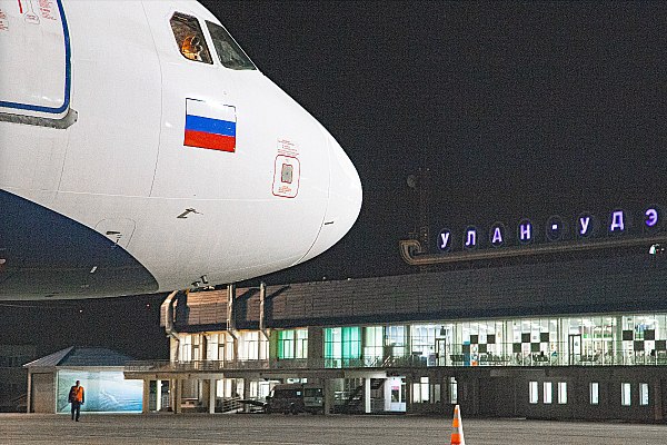 В Улан Удэ пилотов самолета пытались ослепить при заходе на посадку Экипаж самолета иркутской авиакомпании летевший из областного центра в Улан Удэ пытались ослепить белым лазером с правой стороны кабины Это произошло при заходе на посадку 5 сентября Транспортные полицейские проводят проверку по факту хулиганских действий угрожающих безопасности работы воздушного транспорта Об этом AVIA RU сообщили в пресс службе Восточно Сибирского ЛУ МВД России на транспорте В дежурную часть Улан Удэнского ЛО МВД России на транспорте поступило сообщение от руководителя полетов аэропорта г Улан Удэ о том что при заходе на посадку воздушного судна сообщением Иркутск Улан Удэ зафиксирована попытка ослепления экипажа прожектором белого цвета говорится в сообщении Отмечается что воздушное судно благополучно приземлилось В настоящее время по данному факту проводится проверка aviaru net n287506