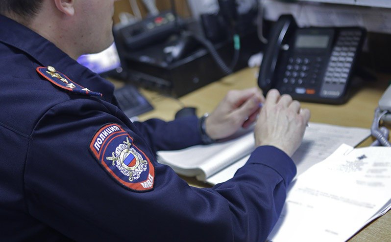 В областном центре полицейские установили подозреваемого в краже В дежурную часть УМВД России по городу Южно-Сахалинску поступило заявление от 20-летнего местного жителя, который сообщил о краже аккумулятора, стоимостью 20 тысяч рублей. В ходе проведения оперативно-розыскных мероприятий сотрудники уголовного розыска установили подозреваемого, коим оказался 30-летний ранее судимый местный житель. Как выяснили сотрудники полиции, фигурант в вечернее время суток гулял по улицам города. В какой-то момент злоумышленник заметил автомобиль, припаркованный на улице Пуркаева, на котором имелся свободный доступ извне к аккумулятору. Воспользовавшись ситуацией, он оперативно выкрутил аккумулятор и скрылся с места происшествия. Далее украденное имущество было реализовано в ближайшем пункте скупки, а полученные средства потрачены...