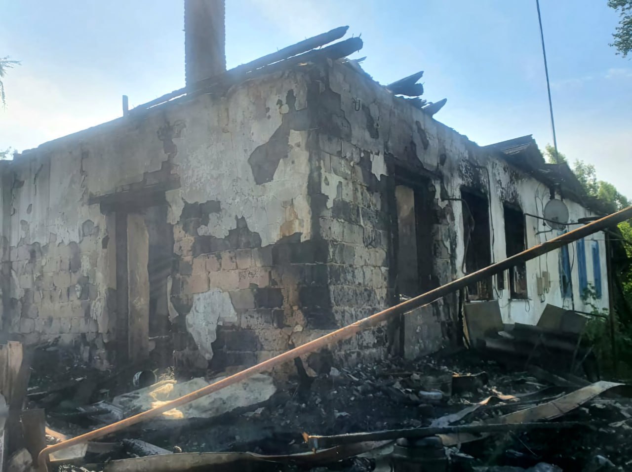 В Мучкапском округе при пожаре погиб пенсионер В селе Сергиевка загорелась квартира в доме на улице Коммунальной. Спасатели обнаружили тело 75-летнего мужчины. Его гражданскую супругу удалось спасти. - По предварительным данным, возгорание могло произойти из-за замыкания электропроводки. Для определения точной причины будет проведена пожарно-техническая экспертиза, - сообщили в СУ СК РФ по Тамбовской области. Для установления всех обстоятельств произошедшего следственными органами Следственного комитета Российской Федерации по Тамбовской области организовано проведение процессуальной проверки. СУ СК РФ по Тамбовской области