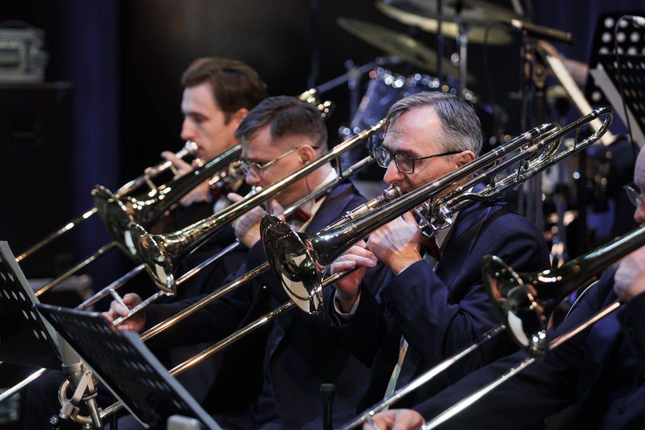 В Краснодаре 30 и 31 октября пройдет джазовый фестиваль GG JAZZ в Музыкальном театре На сцене выступят российский трубач Виталий Головнев биг бенд Георгия Гараняна бас гитарист виртуоз Золтан Реналди и другие Кубанские Новости   Мы в MAX