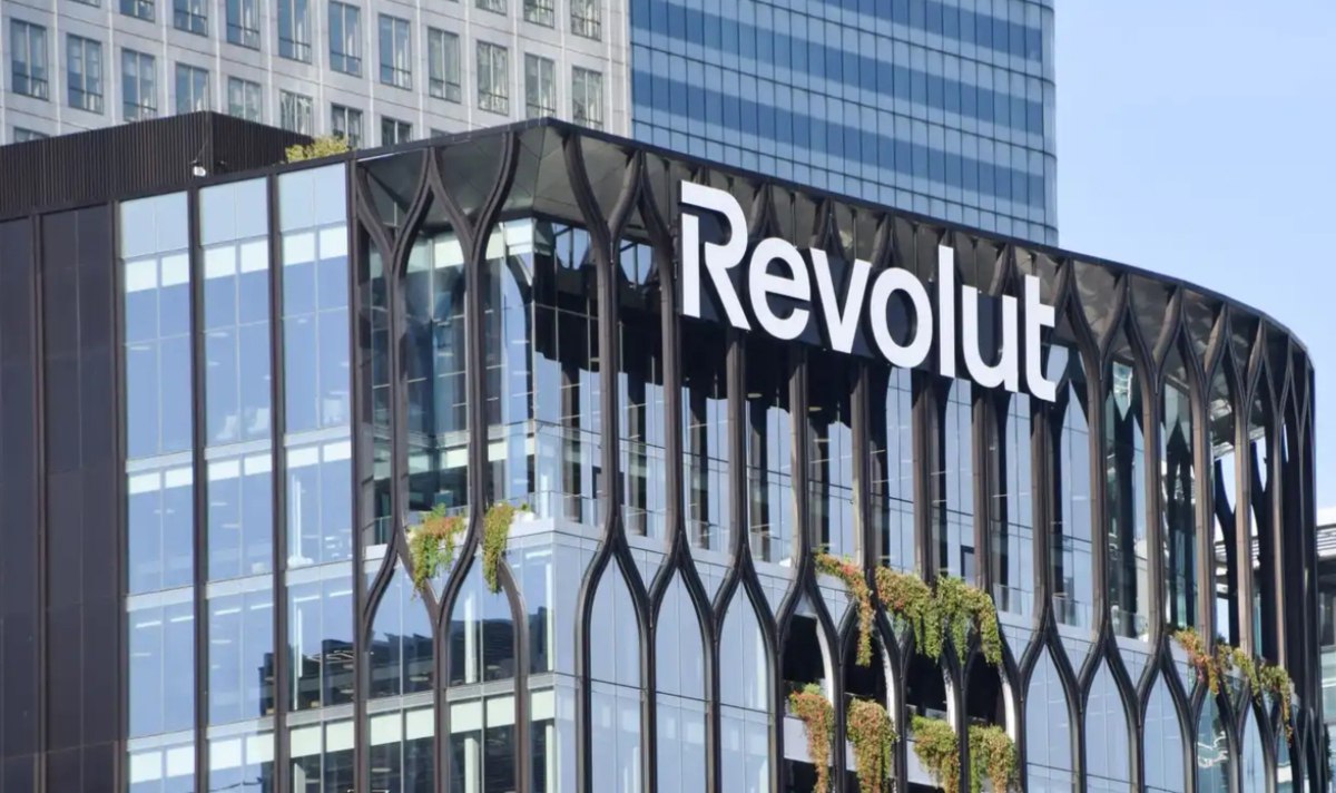 Revolut начал проверять старые переводы российских клиентов Российские клиенты Revolut проживающие в ЕС столкнулись с проверками ранее одобренных денежных переводов из стран СНГ в Европу сообщает Oninvest Запросы проводятся с конца 2025 года В изученных кейсах Revolut интересовался источником средств поступивших на счет клиентов из банков стран СНГ еще в начале 2025 года или даже в 2024 м При выявлении связи этих денег с Россией банк сначала блокировал а затем закрывал счет Так у россиянки с французским ВНЖ Revolut в январе запросил информацию о переводе совершенном полтора года назад Женщина рассказала что тогда тестировала новый сервис трансграничных переводов Сбербанка и перевела через приложение менее 100 долларов В 2024 году банк не обращал внимания на эту транзакцию но в 2026 м счет клиентки был закрыт Ранее издание The Bell писало про схему обхода санкций и SWIFT с помощью которой Сбербанк переводил деньги в Европу Средства отправлялись в рублях конвертировались в евро через посредников в дружественных странах затем превращались в криптовалюту например стейблкоин Tether USDT и переводились другому провайдеру Деньги поступали получателю с помощью карты дропа как личный перевод После часть клиентов Revolut получила напоминания о санкционной политике банка нарушение которой может привести к закрытию счета