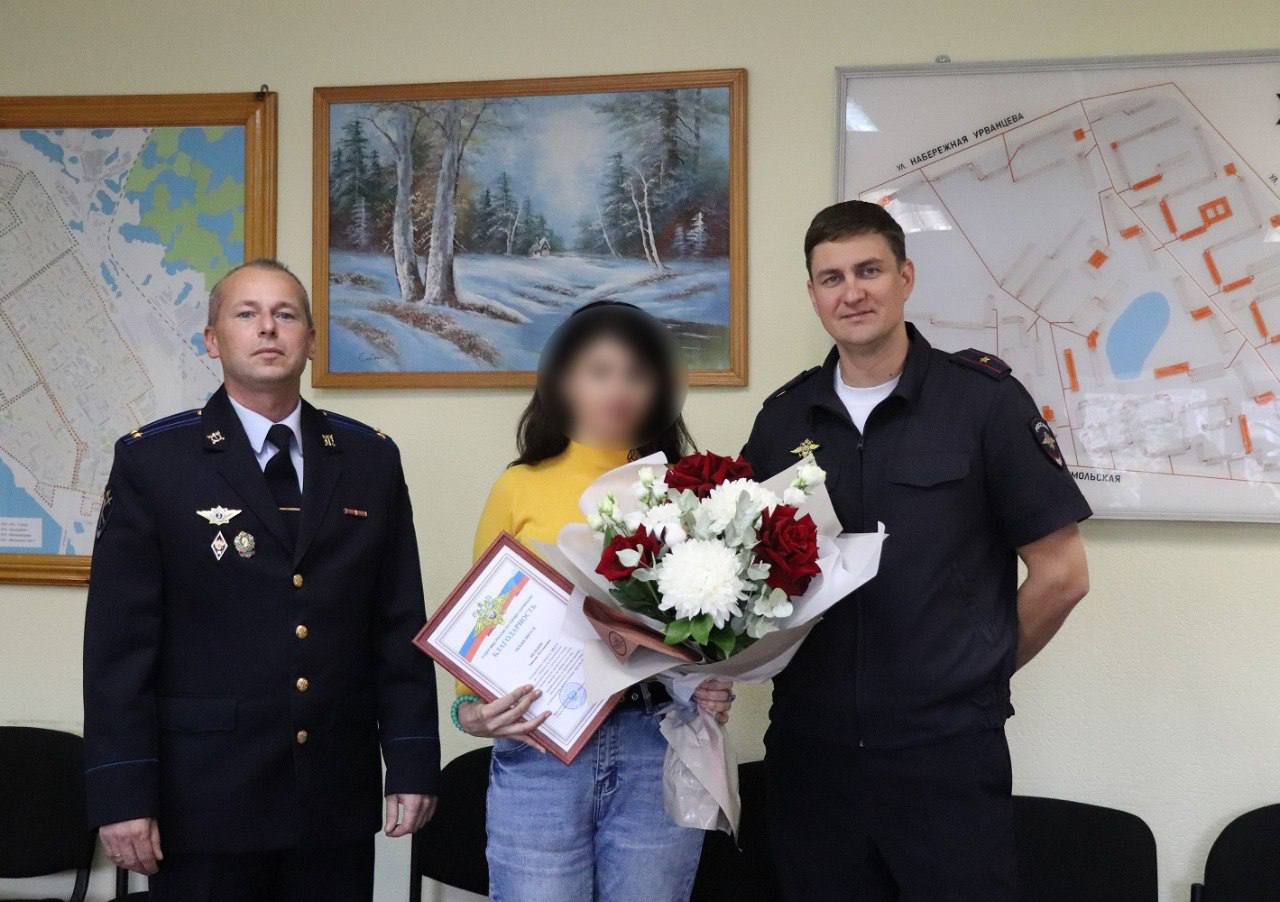 На севере Красноярского края полицейские поблагодарили неравнодушную норильчанку, предотвратившую мошенничество В конце июля в дежурную часть норильской полиции обратилась с заявлением 55-летняя женщина, которая рассказала, что в одном из популярных мессенджеров ей позвонил якобы мастер по замене счетчиков электроэнергии. Затем ей звонили лжесотрудники «Госуслуг» и правоохранительных органов – они «предупреждали о мошенниках, которые прямо сейчас пытаются завладеть финансами норильчанки. По словам злоумышленников, чтобы спасти свои сбережения, женщина должна была перевести деньги на «безопасный счет». Доверчивая местная жительница согласилась. Не переставая общаться с телефонным собеседником, она сняла 300 тыс. рублей в банкомате на улице Металлургов, а затем направилась к банкомату, расположенному в одном из банков на Ленинском проспекте, где попыталась перевести денежные средства злоумышленникам. На счастье, в этот момент на женщину обратила внимание другая горожанка, которая находилась рядом. Переключив разговор на себя, она сумела ее убедить не переводить деньги, чем предотвратила мошеннические действия в отношении женщины. ‼ По данному факту в ОМВД России по г. Норильску возбуждено уголовное дело по статье «Мошенничество». Накануне полицейские вручили бдительной горожанке благодарственное письмо и цветы, поблагодарив ее за проявленную гражданскую позицию и неравнодушие. ГУ МВД России по Красноярскому краю