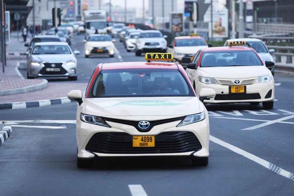 Dubai Taxi Company готова нанять до 700 водителей из Узбекистана Сотрудники Генерального консульства Узбекистана провели переговоры с руководителем предприятия Dubai Taxi Company PJSC Объединенных Арабских Эмиратов Сайидом Амином Абдулрахманом сообщает ИА Дунё На встрече обсуждались вопросы законного трудоустройства квалифицированных водителей из Узбекистана на достойную работу в ОАЭ Представитель ОАЭ был ознакомлен с содержанием и сутью мер принимаемых правительством нашей страны по надлежащей защите прав наших соотечественников работающих за рубежом а также Указа Президента Узбекистана О мерах по внедрению системы безопасной упорядоченной и легальной трудовой миграции Также была отмечена деятельность моноцентров Ишга марҳамат Добро пожаловать на работу организованных на основе признанных стандартов навыков и квалификаций востребованных на мировом рынке труда Сайид Амин Абдулрахман выразил готовность юридически поддержать процесс привлечения опытных водителей из Узбекистана а также к взаимовыгодному сотрудничеству в сфере внешней трудовой миграции На начальном этапе наше предприятие имеет возможность привлечь около 200 граждан Узбекистана в качестве водителей такси Если их производительность труда будет высокой можно будет дополнительно привлечь еще около 500 узбекистанских водителей такси сказал он По итогам переговоров была достигнута договоренность об обсуждении последующих этапов сотрудничества в этой сфере между Агентством по вопросам внешней трудовой миграции Узбекистана и представителями предприятия Dubai Taxi Company PJSC ТГ канал UzbekSelfmade