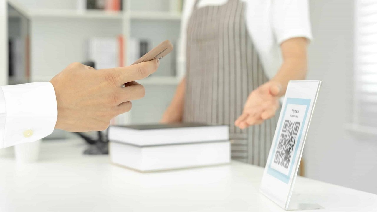 Нацбанк введет обязательные QR платежи для торговых сетей В какие сроки Первый заместитель председателя правления Нацбанка Беларуси Александра Егорова рассказал о планах по введению обязательной поддержки платежей по QR кодам для всех крупных торговых сетей Подробности здесь myfin news