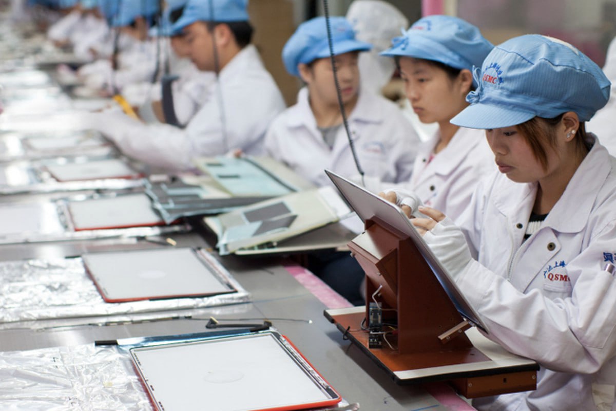 iPhone 17 собирают в рабских условиях Расследование показало что на заводах Foxconn в Китае рабочие проводят у конвейера по 12 15 часов в день а с 2019 года зарплата составляет всего 2 100 2 400 26 000 30 000 в месяц С премиями можно получить до 37 000 но выплаты намеренно задерживают Более того на заводах штрафуют за ошибки и дискриминируют по региону и этносу Казалось бы одна из самых дорогих компаний в мире MediaComputers