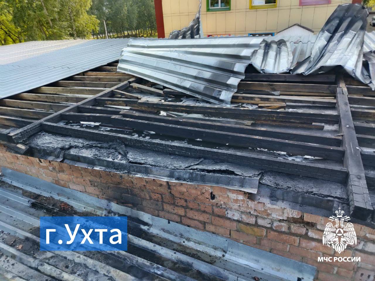 За #ДежурныеСутки огнеборцы МЧС России ликвидировали   пожара. Пострадавших нет.    г.Усинск, возгорание трансформаторной подстанции в пгт.Парма, по улице Таежная ликвидировано на площади 4 квадратных метра.  Предварительная причина пожара – неисправность электрооборудования.   г.Ухта, возгорание в гараже по улице Дзержинского ликвидировано на площади 2 квадратных метра. Предварительная причина пожара – неосторожное обращение с огнем.   Главное управление МЧС России по Республике Коми напоминает:   будь осторожен при использовании открытого огня;  не эксплуатируй электропровода и кабели с видимыми нарушениями изоляции;  не перегружай электросеть;  пользуешься электроприборами - следи за их состоянием;  уходишь из дома - отключай все электроприборы от электросети;  установи пожарный извещатель  он предупредит об опасности;  приобрети огнетушитель: поможет справиться с пожаром на начальной стадии.    МЧС Республики Коми     MAX