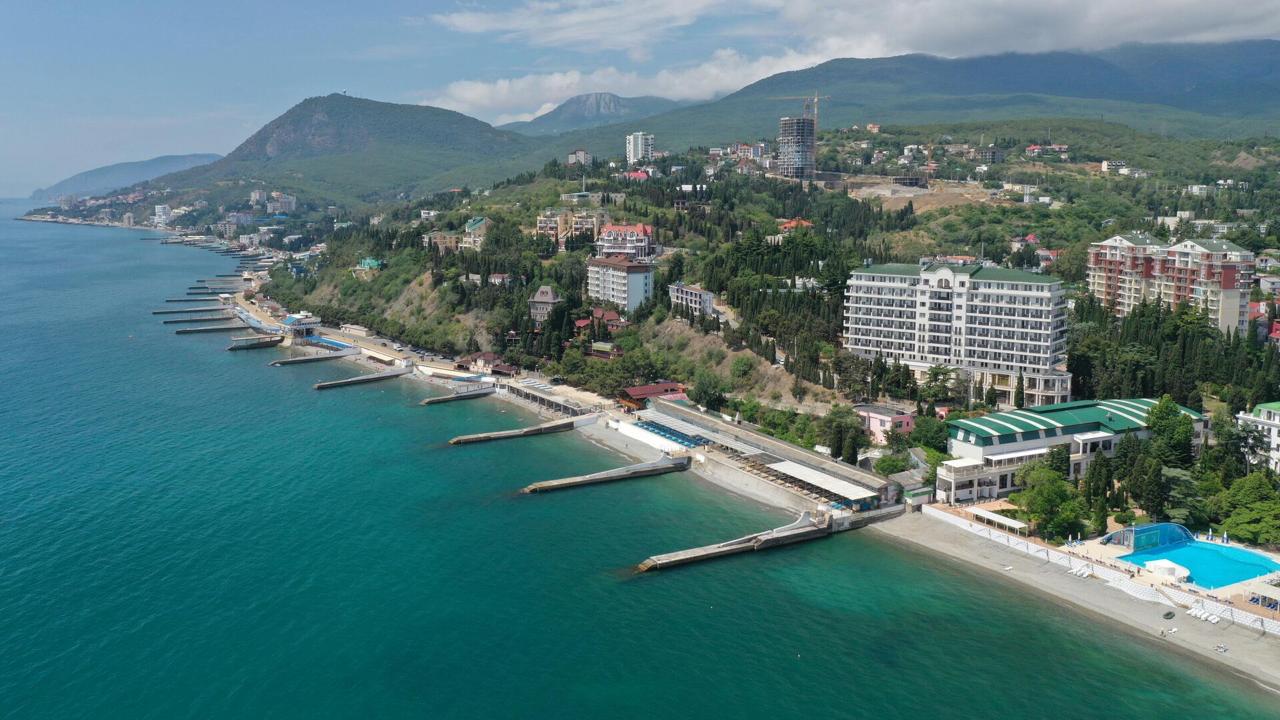 1 Власти Крыма работают над тем, чтобы республика стала круглогодичным курортом. Об этом заявил журналистам министр курортов и туризма региона Сергей Ганзий. Ключевыми драйверами развития туризма и курортов он назвал строительство Крымского моста, федеральной трассы "Таврида", на которой нет платных участков, и современного аэровокзального комплекса аэропорта Симферополь. В Крыму активно развиваются разнообразные виды отдыха, модернизируются учреждения курортно-санаторного лечения, благоустраиваются города. Все это создает предпосылки для того, чтобы отдых здесь был актуальным не только в курортный сезон, но и в течение всего года, отметил Ганзий. 1