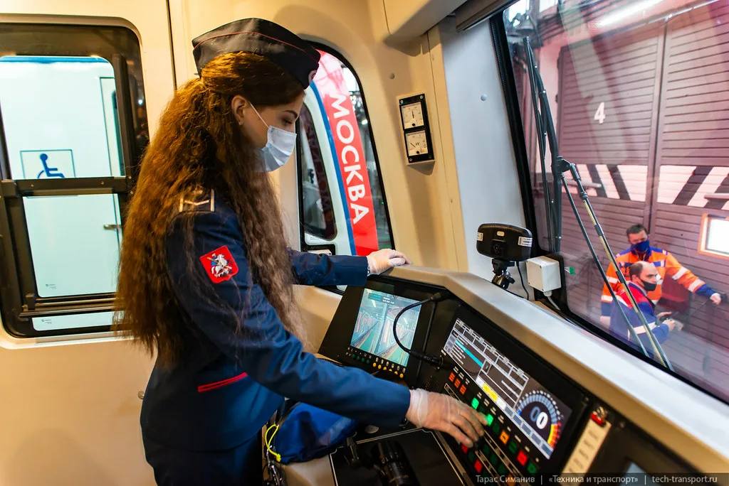 В московском метро количество женщин-машинистов почти удвоилось, как сообщается на официальном сайте мэра и правительства Москвы.  Более ста женщин управляют современными поездами "Москва" на двух линиях метрополитена — Филевской и Некрасовской, уточнил заместитель мэра Москвы Максим Ликсутов.