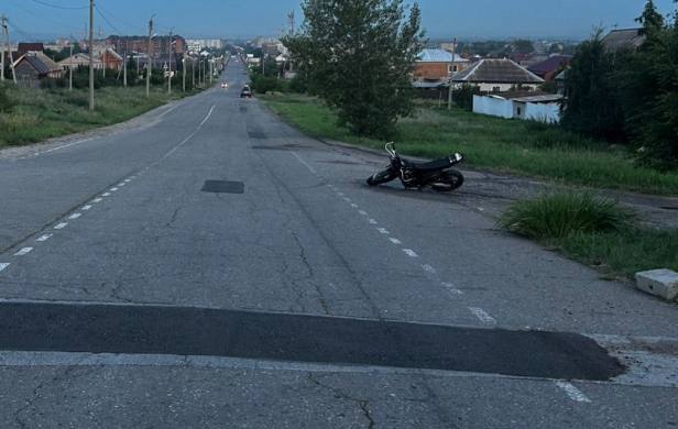 В Черногорске непредоставление преимущества стало причиной ДТП    2 августа вечером в районе дома № 58 по улице Нагорная на нерегулируемом перекрестке 16-летний водитель мотоцикла Regulmoto Sport 003 Pro, выезжая со второстепенной дороги, не уступил дорогу автомобилю Nissan Qashqai под управлением мужчины 1957 года рождения, который двигался по главной дороге.   В результате ДТП несовершеннолетний водитель получил телесные повреждения в виде перелома плеча и закрытой черепно-мозговой травмы.  В отношении отца несовершеннолетнего составлен протокол по ч. 3 ст. 12.7 КоАП РФ  «Передача управления транспортным средством лицу, заведомо не имеющему права управления транспортным средством» .  По факту ДТП проводится административное расследование.