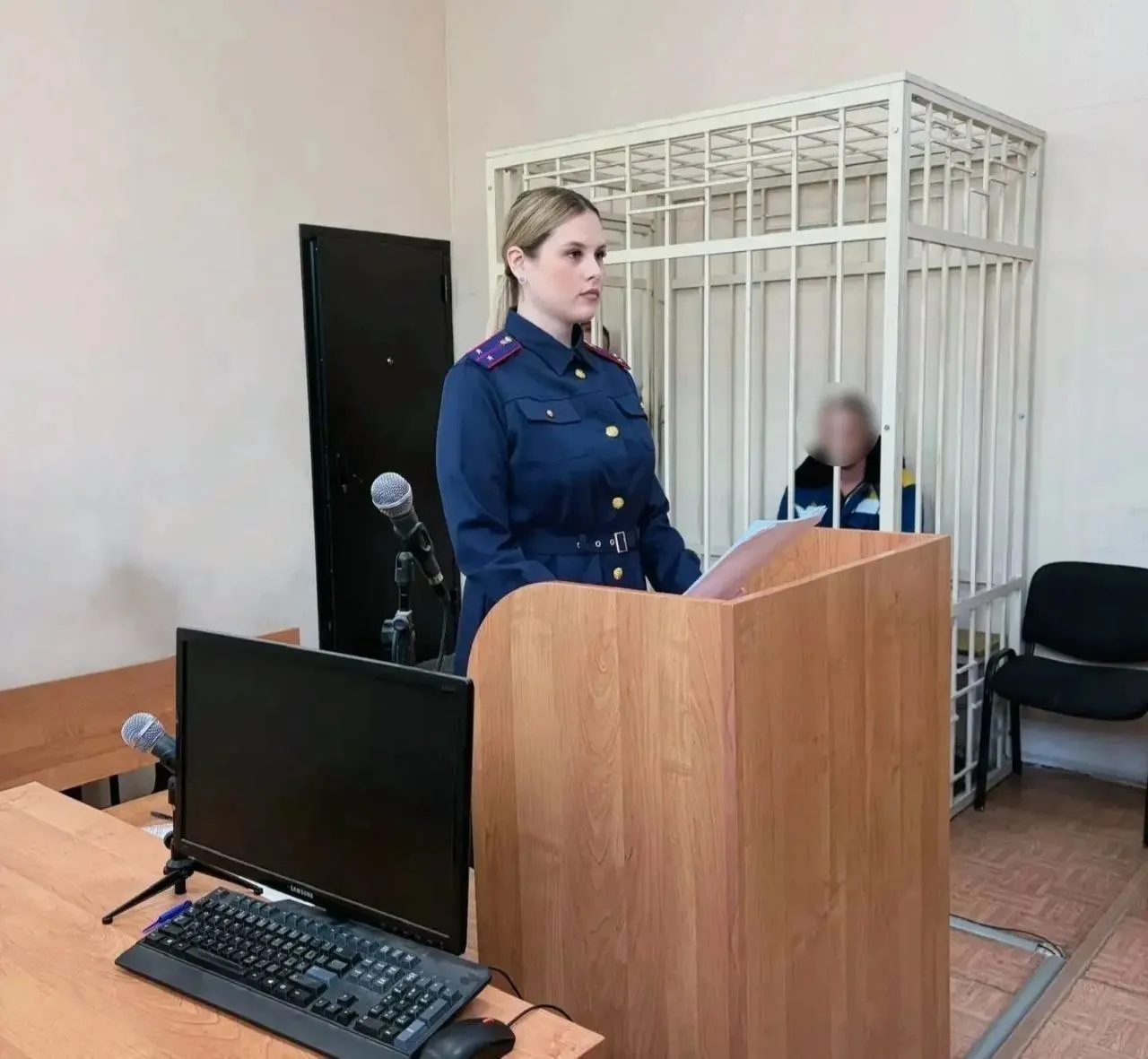 В Воронеже арестовали мужчину по делу о смертельном избиении знакомого Предварительно установлено что вечером 24 апреля в квартире дома на Бульваре Победы произошел конфликт между хозяином жилища и его знакомым Оба находились в состоянии алкогольного опьянения Ссора переросла в драку обвиняемый сначала душил мужчину а затем избил его несколько раз ударив головой об пол От полученных травм потерпевший скончался на месте Тело погибшего 51 летнего мужчины утром следующего дня обнаружила сожительница фигуранта Женщина вызвала правоохранительные органы Подозреваемого 46 летнего местного жителя задержали во взаимодействии с сотрудниками полиции Суд избрал меру пресечения в виде заключения под стражу СК продолжает выяснять обстоятельства произошедшего и закрепление доказательственной базы Мы в Мах