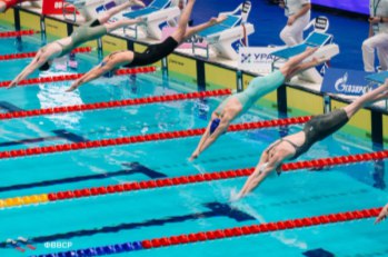 Пловцы из Воронежа взяли четыре медали на всероссийских соревнованиях Спортсмены успешно выступили на турнире Резерв России в Саранске пополнив медальную копилку команды региона четырьмя наградами Наиболее напряженная борьба развернулась на дистанции 200 метров комплексным плаванием которая стала триумфом для воронежской школы Илья Сенчугов с уверенностью захватил лидерство и не упустил его до самого финиша завоевав золото с результатом 2 00 86 Вторую ступень пьедестала занял его товарищ по команде Федор Шашурин 2 01 28 обеспечив Воронежу эффектный золотой дубль Еще одним достижением дня стала серебряная медаль в смешанной комбинированной эстафете 4 по 50 метров вольным стилем Подписаться на VRN Град