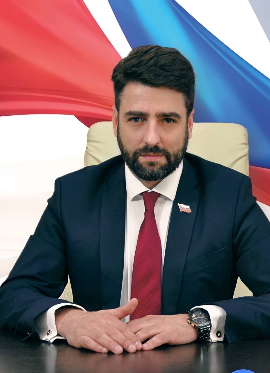 Экс главу МО Смольнинское заключили под домашний арест за мошенничество сообщила объединённая пресс служба судов Петербурга Бывший чиновник фиктивно трудоустроил мёртвые души на должности уборщицы и курьера вымышленным лицам выплачивалась зарплата общая сумма которой составила 2 35 млн рублей Также Ранков по данным следствия издавал распоряжения о премировании сотрудников муниципального округа за счёт экономии средств по фонду оплаты труда с условием возврата части полученных премий от сотрудников МО В результате этих действий подозреваемый присвоил себе денежные средства на сумму не менее 1 17 млн рублей Общая сумма ущерба нанесённая Григорием Ранковым оценивается в 4 млн рублей соцсети Ранкова Подписаться на ДП в Telegram MAX