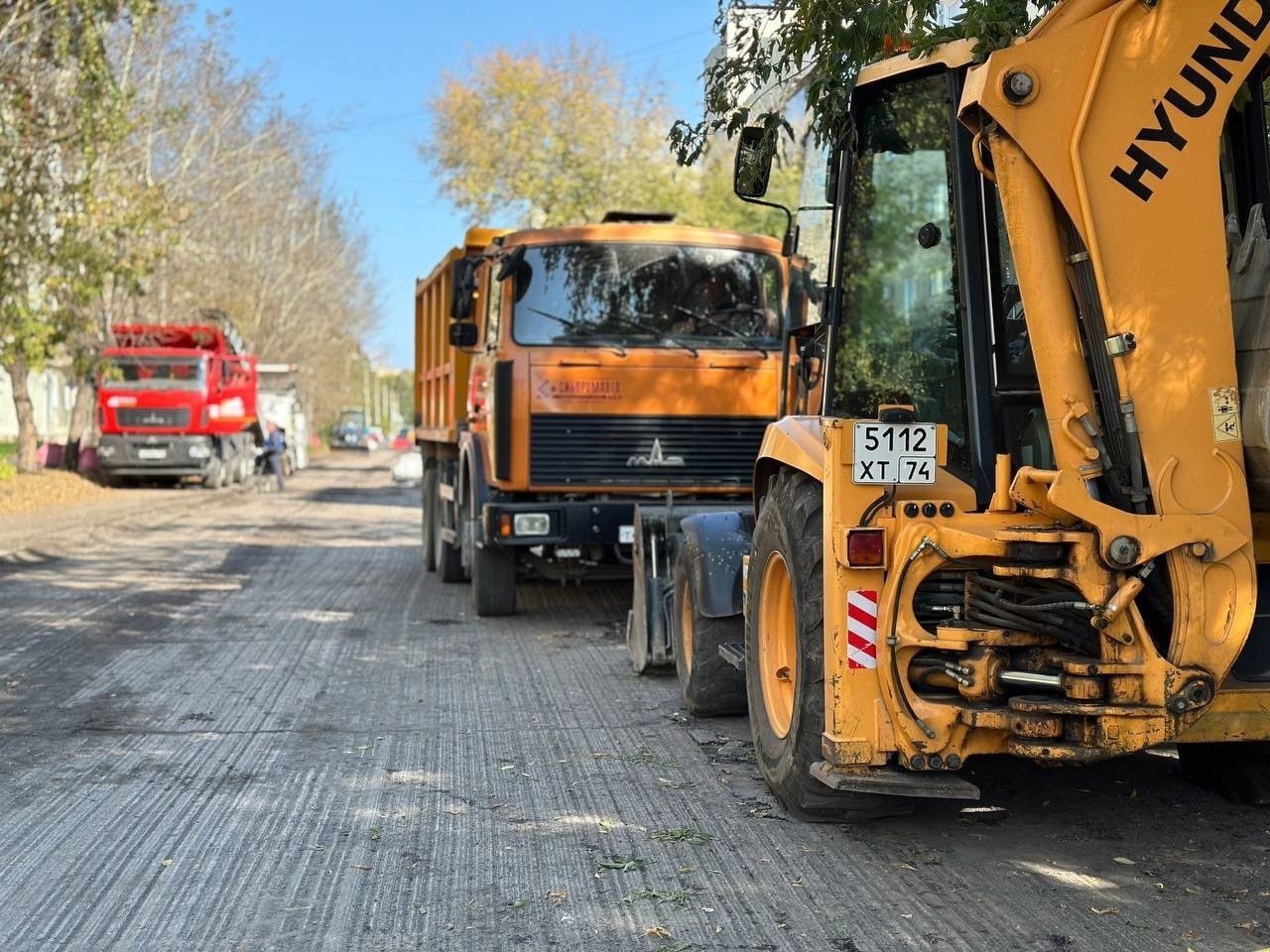 В Озерском городском округе идет масштабное обновление автодорог   ‍ В этом году ремонт дорог в Озерском городском округе начался в середине мая. Масштабное обновление автодорог удалось осуществить благодаря участию губернатора Челябинской области Алексея Текслера и проекту «Дорожный рывок», который реализуется в регионе по инициативе губернатора с 2023 года, сообщает пресс-служба администрации округа.   В ходе второго этапа планируется обновить несколько участков дорог общей площадью почти 25 тыс. квадратных метров на улицах Монтажников, Октябрьской, Менделеева, Студенческой, Пушкина, Блюхера, Матросова, Музрукова, Красноармейской, перекрестке улиц Дзержинского – Кыштымской, на Объездном проезде в микрорайоне Заозёрном, а также на улице Трудящихся в микрорайоне Татыш.