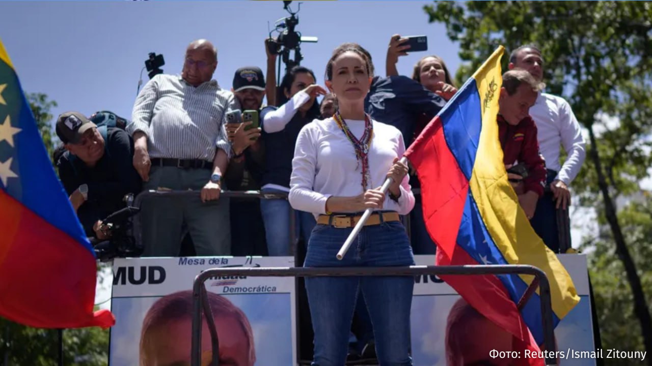 Управление нацбезопасности Норвегии расследует возможную утечку информации о личности лауреата Нобелевской премии мира до объявления победителя Об этом сообщает Bloomberg со ссылкой на слова директора Нобелевского института Кристиана Берг Харпвикена Расследование началось после того как за несколько часов до объявления венесуэльской оппозиционерки Марии Корины Мачадо лауреатом премии люди начали массово делать на нее ставки на платформе Polymarket Харпвикен считает что наиболее вероятной причиной подозрительного всплеска ставок является кибершпионаж Мария Корина Мачадо якобы удостоена Нобелевки за борьбу за демократию Ранее в декабре 2021 года во время церемоний вручения Нобелевской премии веб сайты Нобелевских лауреатов в Осло и Стокгольме уже подвергались кибератаке IZ RU в Telegram в MAX