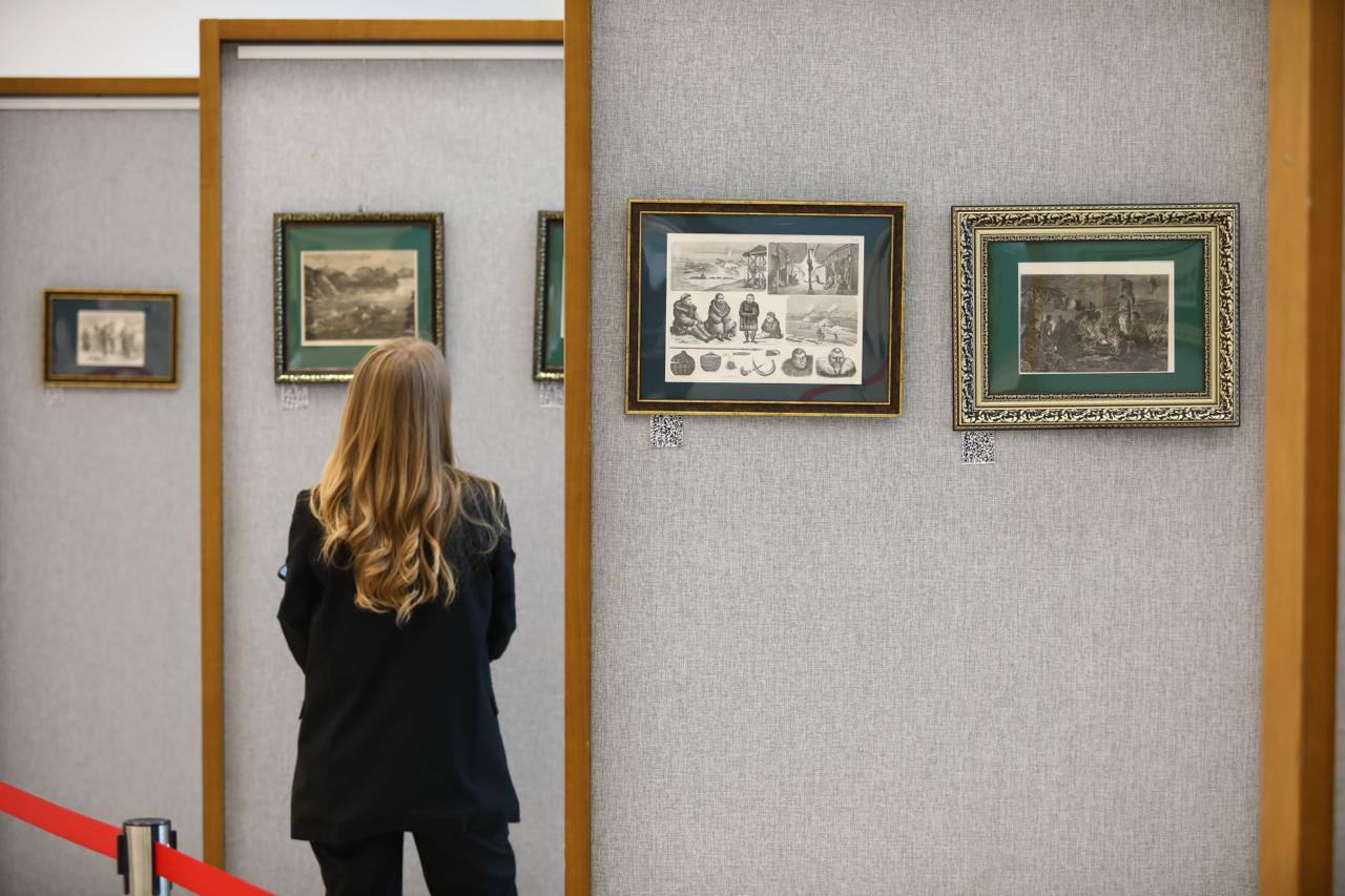 Линии судьбы Дальнего Востока редкие гравюры в ДВФУ В кампусе ДВФУ открылась выставка редких гравюр и карт XVIII XX веков настоящих документальных хроник того как Россия осваивала Дальний Восток Выставка От первопроходцев к современности Было стало инициатива коллекционера Климентия Целовальникова воплощённая при поддержке Полпредства Президента в ДФО Более пятидесяти подлинных листов из России и Европы от первых карт Камчатки и Амура до этнографических зарисовок чукчей якутов и нивхов Здесь рядом Элизе Реклю и Джеймс Кук Форстер и Беплен На старых линиях выгравированы не только берега и реки но и первые шаги России к океану Согласно современным исследованиям примерно для 70 населения страны патриотизм это не сколько любовь и гордость сколько потребность любить и гордиться Выставка От первопроходцев к современности Было стало как раз об этом Её экспонаты позволят посетителям найти ответы на вопросы о том что было 100 200 лет назад и что есть сейчас Они проследят путь от периода когда не было ни дорог ни заводов до настоящего момента когда на Дальнем Востоке работают высокотехнологичные космодром Восточный строятся одни из самых больших в мире судов Афрамакс функционирует первая в мире плавучая атомная электростанция на Чукотке Экспозиция позволит не только узнать больше о Дальнем Востоке но и задуматься почему мы его так любим отметил заместитель полпреда Президента РФ в ДФО Григорий Куранов Все это не музейная пыль а учебник который хочется листать глазами Студентам повезло вдвойне показ встроили в курсы по краеведению и истории региона идут спецлекции и разбор техники гравюры Экспонаты из частных коллекций включая Климентия Целовальникова стенды от Приморской государственной картинной галереи Посмотреть можно до 13 ноября в корпусе B уровень 6 Но по сути это не просто выставка это разговор о том почему мы любим Дальний Восток и как любовь к этой земле проходит через века от первопроходцев до студентов ДВФУ