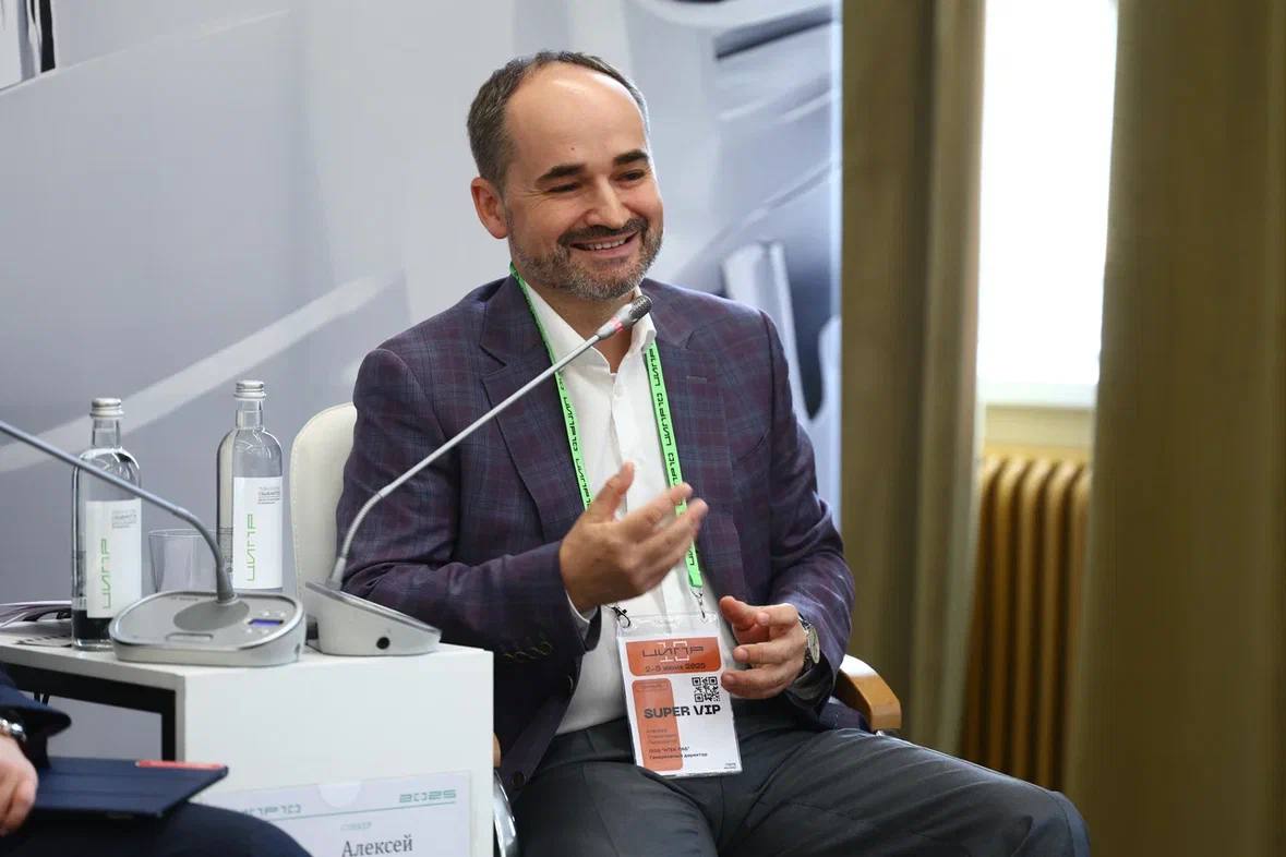Итоги сессии на ЦИПР 2025: ИИ-сервисы без клонирования с NtechLab 2 июня на ЦИПР 2025 в рамках трека «ЦИПР_Бизнес» прошла сессия «Битва интеллектов. Конкуренция и точки роста российских ИИ-сервисов». В роли спикера был Генеральный директор NtechLab и рассказал о её инновационных продуктах, способствующих развитию искусственного интеллекта в различных сферах. С каждым годом ИИ проникает в повседневную жизнь и бизнес-процессы, однако рынок сталкивается с вызовами, связанными с перегревом и разрывом между инвестициями и реальной окупаемостью. В этой связи важно находить уникальные решения и избегать дублирования функций нейросетей. Участники сессии обсудили ключевые проблемы, которые должны решать ИИ-сервисы, а также возможности для их развития. Алексей Паламарчук поделился практическими примерами использования ИИ в различных отраслях. Он отметил, что технологии уже внедряются в контроль качества продукции в промышленности и агропромышленном комплексе, что способствует повышению эффективности на предприятиях. Также он упомянул социальный проект «Отражение героя», который позволяет молодым людям находить своих «двойников» среди великих соотечественников. Подписаться Поддержать канал бустом