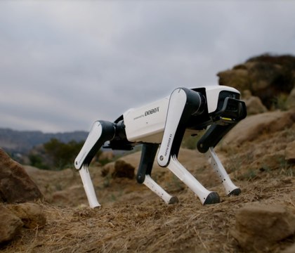 Yuejiang Robotics представила робособаку Rover X1 стоимостью 1000 долларов Компания Yuejiang Robotics представила робособаку Rover X1 производитель позиционирует ее как интеллектуального домашнего многофункционального робота который может перемещать предметы и следовать за человеком Примечательно что стоимость будущей новинки сравнима с ценой смартфона или компьютера 7500 юаней или примерно 1050 долларов