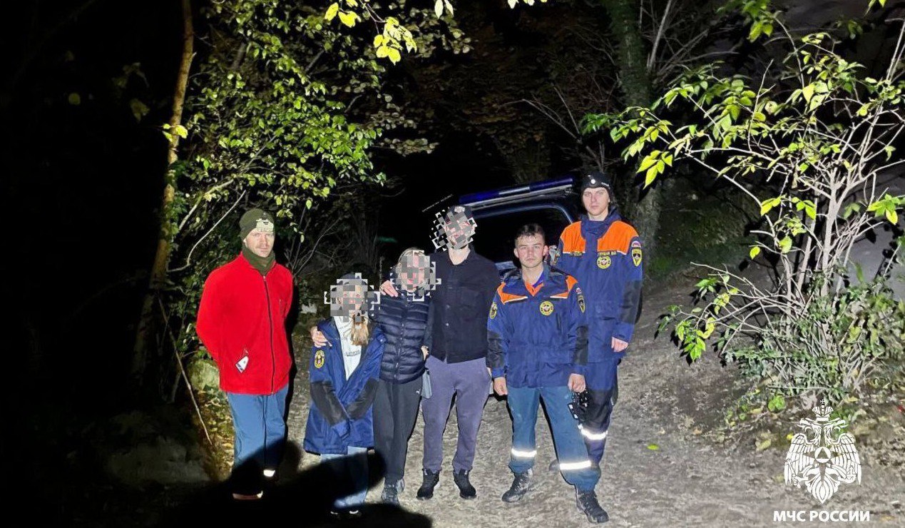 Оказание помощи в в горно лесной местности в Бахчисарайском районе 26 октября спасатели части горной поисково спасательной Спец отряда Главного управления оказали помощь 3 людям которые заблудились в районе горы Мангуп Кале Пострадавшие оперативно обнаружены и выведены в безопасное место В медицинской помощи не нуждались Всего в спасательной операции было задействовано от МЧС России 4 человека и 1 единица техники  МЧС России напоминает необходимо регистрировать даже однодневный поход на сайте БудниМЧС Будь в курсе оперативных событий в Telegram и МАХ Подписывайся на МЧС России в Telegram MAX
