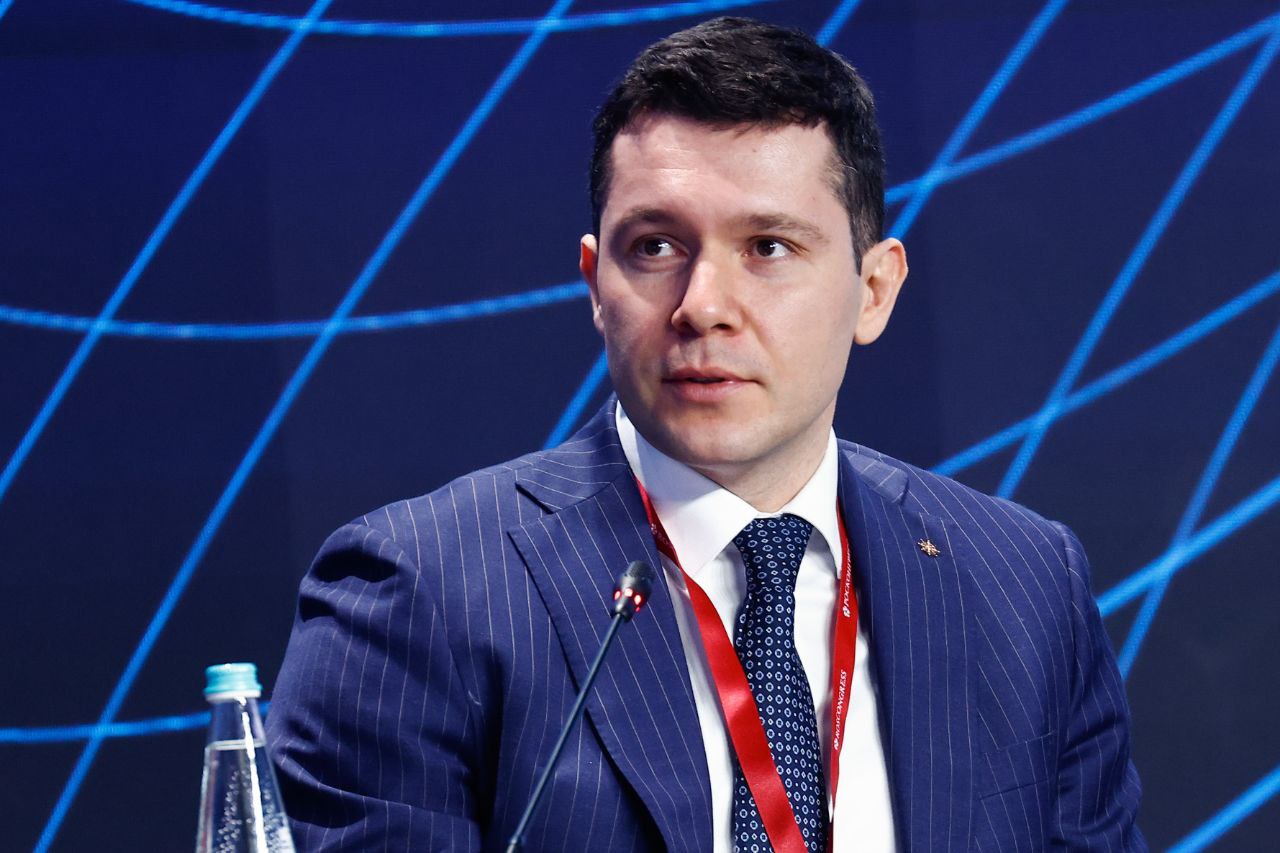 Для обычного человека биоэкономика уже стала частью повседневности даже если он об этом не задумывается уверен глава Минпромторга РФ Антон Алиханов Он отметил в интервью ТАСС что многие продукты упаковка медицинские материалы являются продуктами биотехнологий В частности кисломолочная продукция витамины добавки и также аминокислоты в кормах для животных биосовместимые материалы для протезов ферменты современные лекарственные препараты биоразлагаемая упаковка биотопливо и др Применению биотехнологий в различных отраслях будет посвящен Форум будущих технологий который пройдет 25 26 февраля в Москве Главная тема Биоэкономика для человека Зарегистрироваться для участия в ФБТ можно здесь roscongress