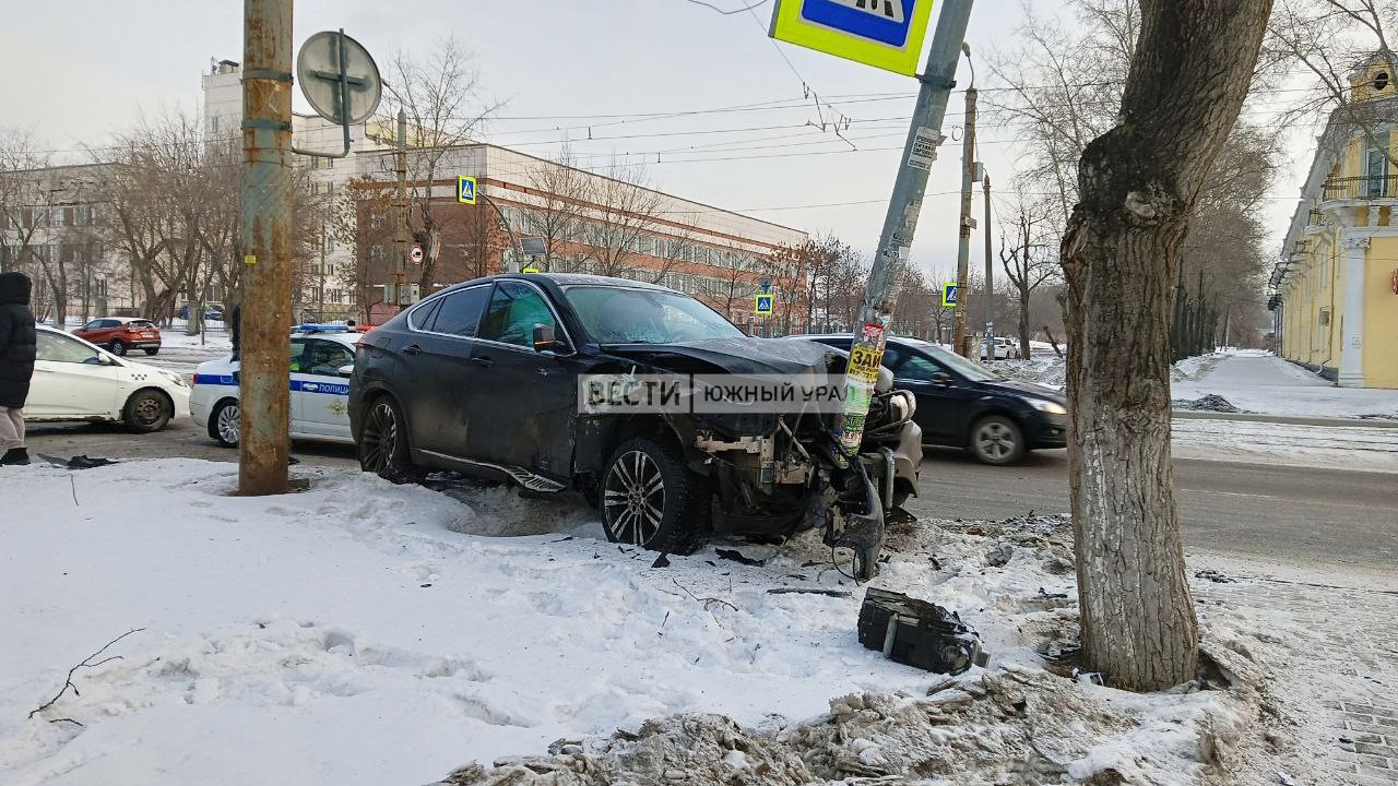 Иномарка въехала в дорожный знак на пешеходном переходе в Челябинске  Авария случилась утром на пересечении улиц Горького и Крылова в Тракторозаводском районе, неподалеку от детской горбольницы №1. Машина вылетела за пределы дороги возле пешеходного перехода и врезалась в дорожный знак. В результате столб накренился, а сам автомобиль получил значительные повреждения, сильно разбита передняя часть кузова, сломаны фары и радиаторная решетка, смят капот.  На месте происшествия замечена карета "скорой помощи". Информация о возможных пострадавших уточняется. По словам очевидцев, серьезных травм водитель не получил.     Фото: ГТРК "Южный Урал"    Вести Южный Урал   Челябинск