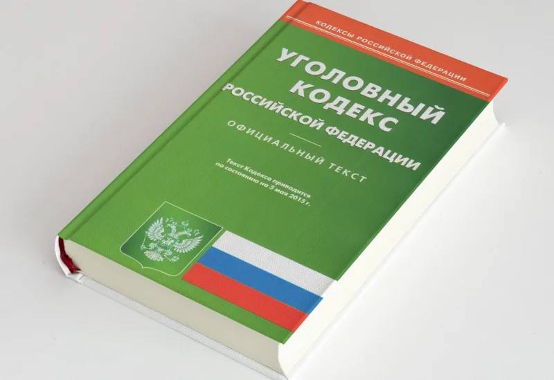 В Самаре в суд направлено уголовное дело о хищении имущества из багажа пассажиров в аэропорту Курумоч   Куйбышевский транспортный прокурор утвердил обвинительное заключение по уголовному делу в отношении 47-летнего местного жителя. Он обвиняется по п. «в» ч. 2 ст. 158 УК РФ  кража .   По версии следствия, в 2024 году в аэропорту Курумоч оператор наземного обслуживания совершал кражи личного имущества из багажа пассажиров. В разное время им были похищены ювелирное изделие и мобильные телефоны. В результате его противоправных действий владельцам вещей причинен ущерб на сумму свыше 30 тысяч рублей.   Сотрудниками транспортной полиции похититель установлен, украденное имущество обнаружено в его гараже и возвращено владельцам.   Транспортным прокурором уголовное дело направлено в Красноглинский районный суд г. Самара для рассмотрения по существу.