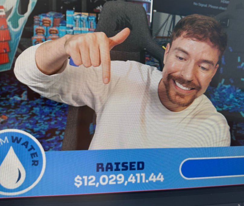 Блогеры MrBeast, Эдин Росс и xQc установили мировой рекорд Гиннеса по сбору денег на стриме — за 18 часов прямого эфира они собрали 12 млн долларов. Интересно, что одно из крупнейших пожертвований сделала онлифанс-модель Софи Рейн, задонатившая сразу $1 млн, а все собранные средства пойдут в благотворительный фонд TeamWater, который MrBeast основал с ютубером Марком Роббером, чтобы обеспечить нуждающихся чистой питьевой водой.