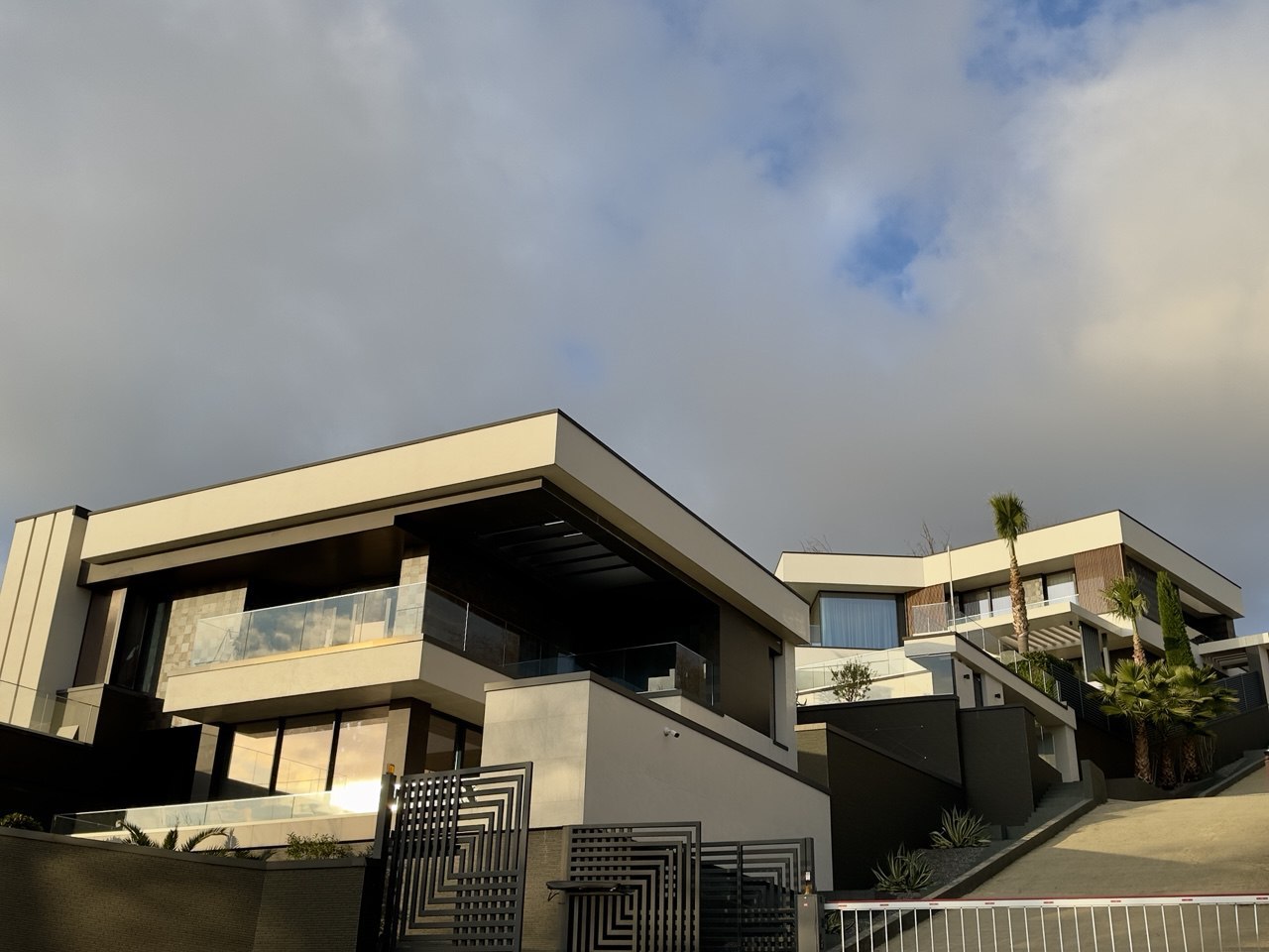 Обвиняемый в мошенничестве экс замглавы Росприроднадзора требует вернуть ему трехэтажную виллу под Сочи Олег Долматов подал апелляцию на решение Замоскворецкого суда Москвы который ранее удовлетворил иск прокуратуры об обращении в доход государства его имущества и собственности родственников Ранее по иску прокуратуры и Росимущества суд обратил в доход государства трехэтажную виллу с бассейном дачу в СНТ Сутугинское под Сочи и несколько земельных участков Также экс чиновник лишился недвижимости в Ивановской Владимирской Костромской Ярославской областях которые по мнению прокуроров связаны с его семьей Кубанские Новости Мы в MAX