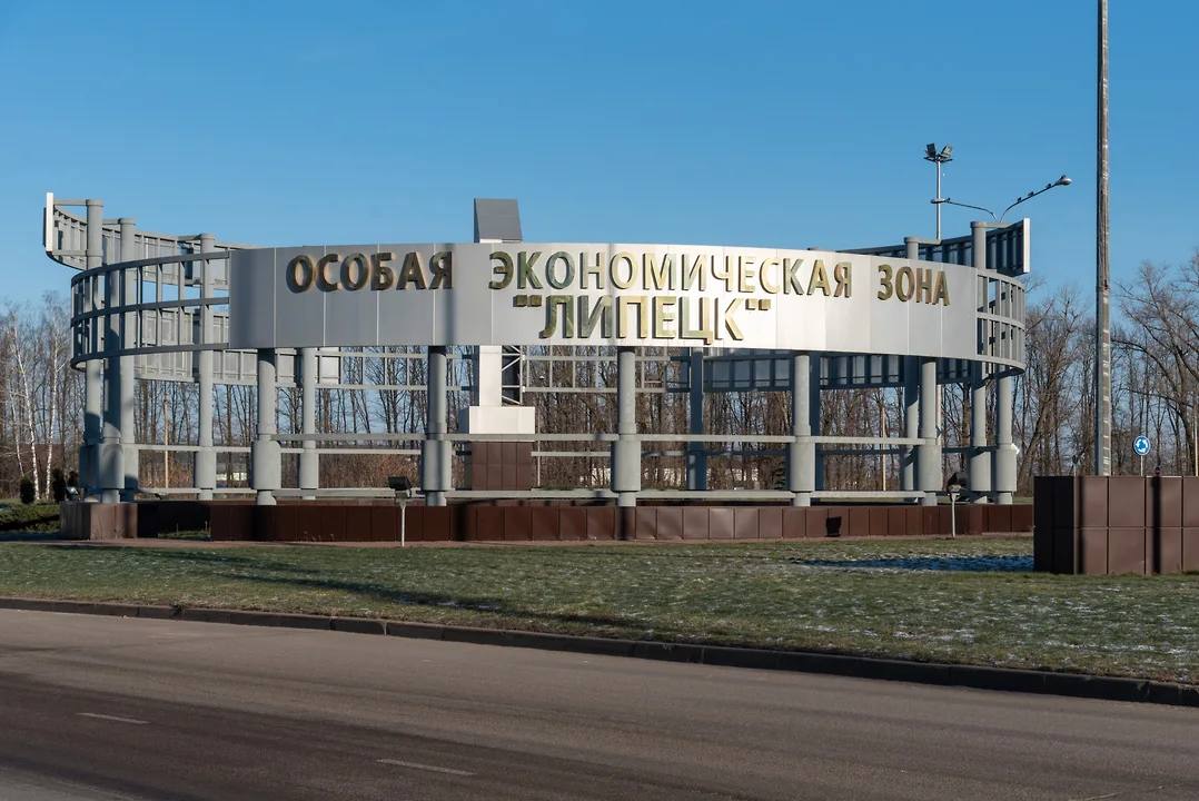 «Щелково агрохим» перенес проект завода за 8,5 млрд из Орла в Липецк  Крупный производитель семян и средств защиты растений «Щелково агрохим» планирует вложить 8,5 млрд руб. в строительство завода амилозного крахмала в ОЭЗ «Липецк», сообщил губернатор Игорь Артамонов.   По данным «Ъ-Черноземье», компания перенесла инвестпроект из Орловской области, площадку в которой рассматривала ранее. Мощность производства оценивается в 30 тыс. т в год. Эксперты предупреждают, что инвестору предстоит решать в том числе сложности с сырьем.  «Щелково агрохим» планирует разместить завод амилозного  с содержанием более 40% амилозы, определяющей возможное использование продукции  крахмала на грязинской площадке ОЭЗ «Липецк», сообщил глава региона Игорь Артамонов в Telegram-канале. Господин Артамонов подписал инвестиционное соглашение с гендиректором и совладельцем компании Салисом Каракотовым. Ее вложения могут составить 8,5 млрд руб. Пустить завод собираются в первом квартале 2028 года. Власти рассчитывают на создание 200 рабочих мест.  Собеседник «Ъ-Черноземье» в правительстве Липецкой области отметил, что переговоры о переносе проекта «были длительными и сложными, но в итоге привели к положительному результату»  Фото: Олег Харсеев/Коммерсантъ  Подписывайтесь на «Ъ-Черноземье»