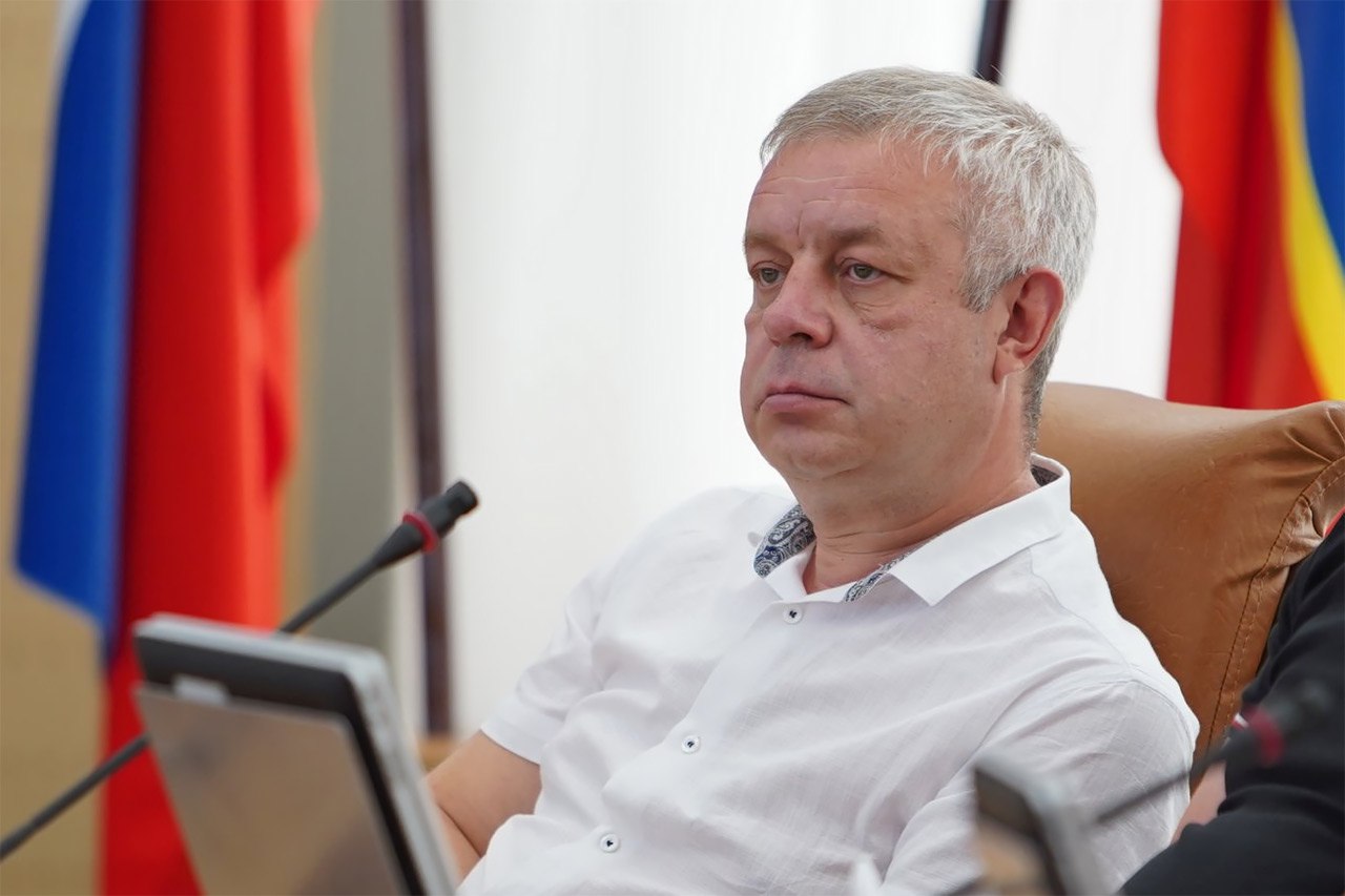 Одинцов удваивает пенсию чиновникам мэрии Красноярска Врио главы города Красноярска Роман Одинцов внес в Горсовет проект решения который предусматривает увеличение пенсий муниципальных служащих Согласно документу планируется что пенсия за выслугу лет будет рассчитываться не от размера зарплаты а от удвоенного денежного вознаграждения Также снижается срок службы необходимый для получения права на такую пенсию с шести до пяти лет Размер выплат составит 45 от двойного оклада а за каждый дополнительный год службы будет добавляться еще по 5 но общий размер не превысит 95 Под новые правила попадают мэр председатель и зампредседателя Горсовета первые заместители и руководители департаментов часть муниципальных служащих А также главы муниципальных образований и главы районов Проектом также предусмотрено что пенсия будет индексироваться автоматически Также отмечает собеседник Боруса в мэрии после снижения срока Роман Одинцов который с 2020 года работает в мэрии тоже сможет рассчитывать на новые выплаты Документ на рассмотрение внесен и о мэра и председателем горсовета Наталией Фирюлиной которая также может рассчитывать на выплаты А бывшему мэру Логинову если его признают виновным согласно поправкам пенсия не полагается Это Борус Люди