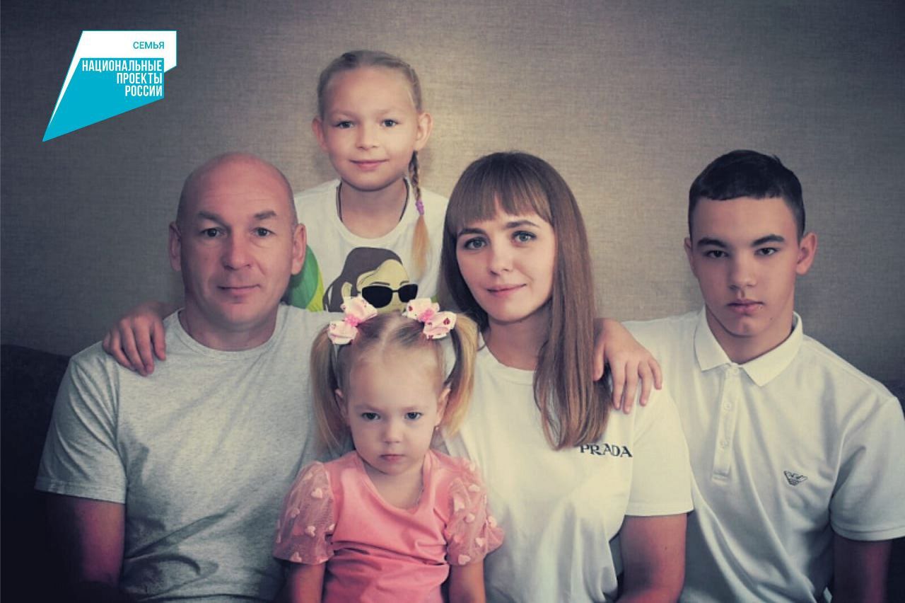 Правительство Алтайского края В Алтайском крае продолжается реализация национального проекта Семья направленного на поддержку семей с детьми В рамках федерального проекта Многодетные семьи предоставляется региональный материнский капитал финансируемый из краевого бюджета Его размер составляет 91 850 рублей Подать заявление на получение и распоряжение средствами можно через портал Госуслуги Многодетная семья Александра и Марины Бобковых из Алейска уже воспользовалась региональным материнским капиталом сообщили в министерстве социальной защиты Алтайского края Подробнее о региональном маткапитале читайте здесь подробнее на канале Правительство Алтайского края