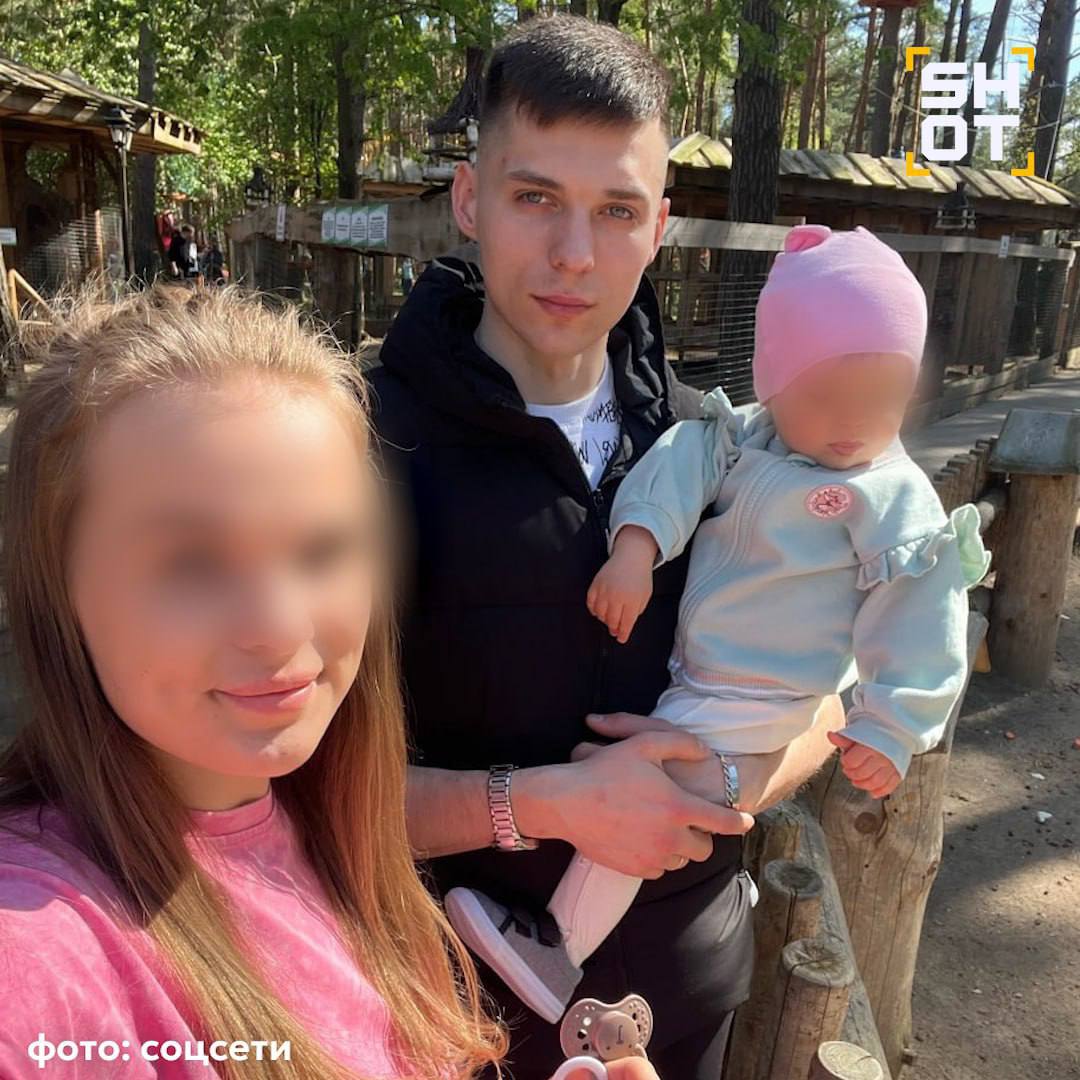 ⏺ 26-летний футболист умер во время матча в Подмосковье Трагедия произошла накануне в Подольске во время матча Лиги «B-3» первенства Московской области. По данным SHOT, местный ФК «Парковый» встречался с клубом «Нара» из Наро-Фоминска. На 60 минуте матча игрок хозяев Артëм Калмыков резко потерял сознание и упал прямо на поле. До приезда скорой его пытался реанимировать спортивный врач, но в результате спортсмен скончался. По факту смерти футболиста будет проведена проверка. Вдова спортсмена рассказала SHOT, что молодой человек жаловался на то, что в течение года у него почти каждый день шла кровь из носа. Однако в феврале Калмыков проходил медицинское обследование, и никаких проблем со здоровьем обнаружено не было. У футболиста остались жена и маленькая дочка. Подписаться Написать нам