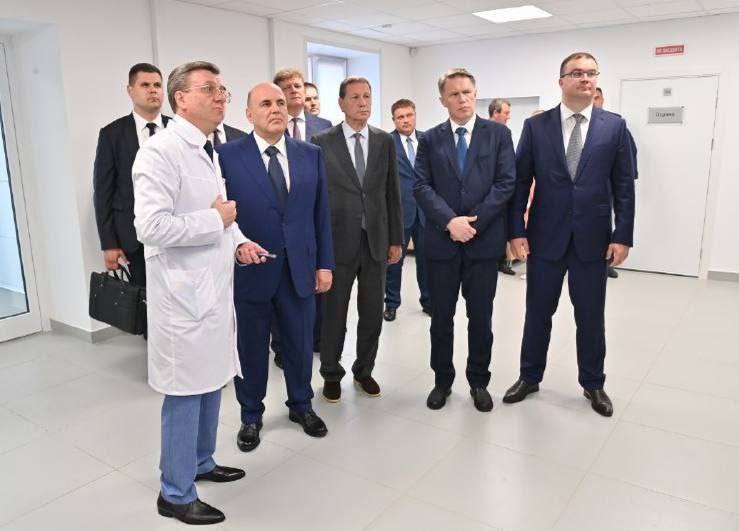 Премьер-министру Михаилу Мишустину представили омский госпиталь для ветеранов В рамках визита в Омскую область премьер-министр Михаил Мишустин осмотрел Госпиталь для ветеранов войн. Объект создан при поддержке Правительства России и полностью укомплектован персоналом. Госпиталь оказывает специализированную помощь участникам боевых действий и их семьям. Губернатор Омской области Виталий Хоценко отметил, что в регионе также реализуются ещё два проекта для помощи участникам СВО. Это операционный корпус КМХЦ и филиал «ЦИТО» для протезирования, который планируется открыть в этом году. : Сергей Мельников Подписаться Написать в редакцию