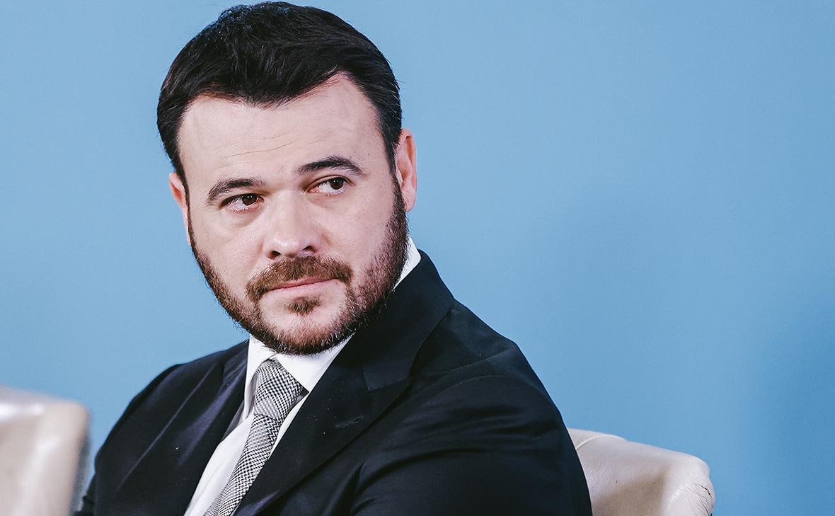 Эмин Агаларов продал бизнес про производству энергетиков предприниматель с партнёрами вышли из капитала ООО Уни Пак выпускающего безалкогольные напитки пишут Ведомости По словам представителя Агаларова бизнесмен решил продать непрофильный для себя актив С 13 октября владельцем бизнеса стал Егор Куликов Агаларов учредил ООО Уни Пак в 2022 году производство находится в Подмосковье на мощностях завода Спасо Бородинские воды По 25 Уни Пак в октябре того же года получили граждане Азербайджана Хаял Аббасзаде Фуад Алиев и Наил Агаев В мае 2023 го Уни Пак подало заявку на регистрацию товарного знака Berg под которым выпускают энергетические напитки в Азербайджане