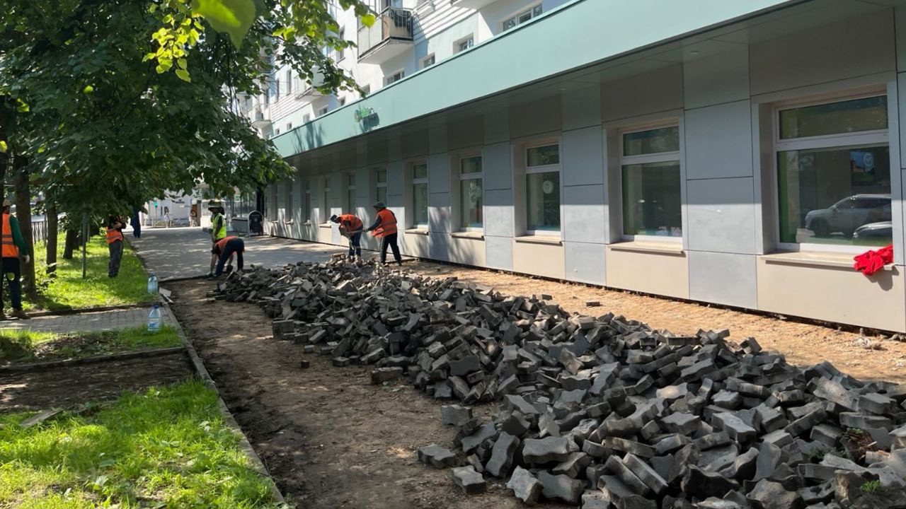 На Большой Санкт-Петербургской улице на участке от улицы Германа до улицы Газон идёт демонтаж старой тротуарной плитки и подготовка основания для укладки нового покрытия. На проезжей части завершено фрезерование асфальта. В ходе ремонта будут заменены колодцы, выполнено озеленение и создан островок безопасности на перекрёстке с улицей Мусы Джалиля-Духовской.    Администрация Великого Новгорода