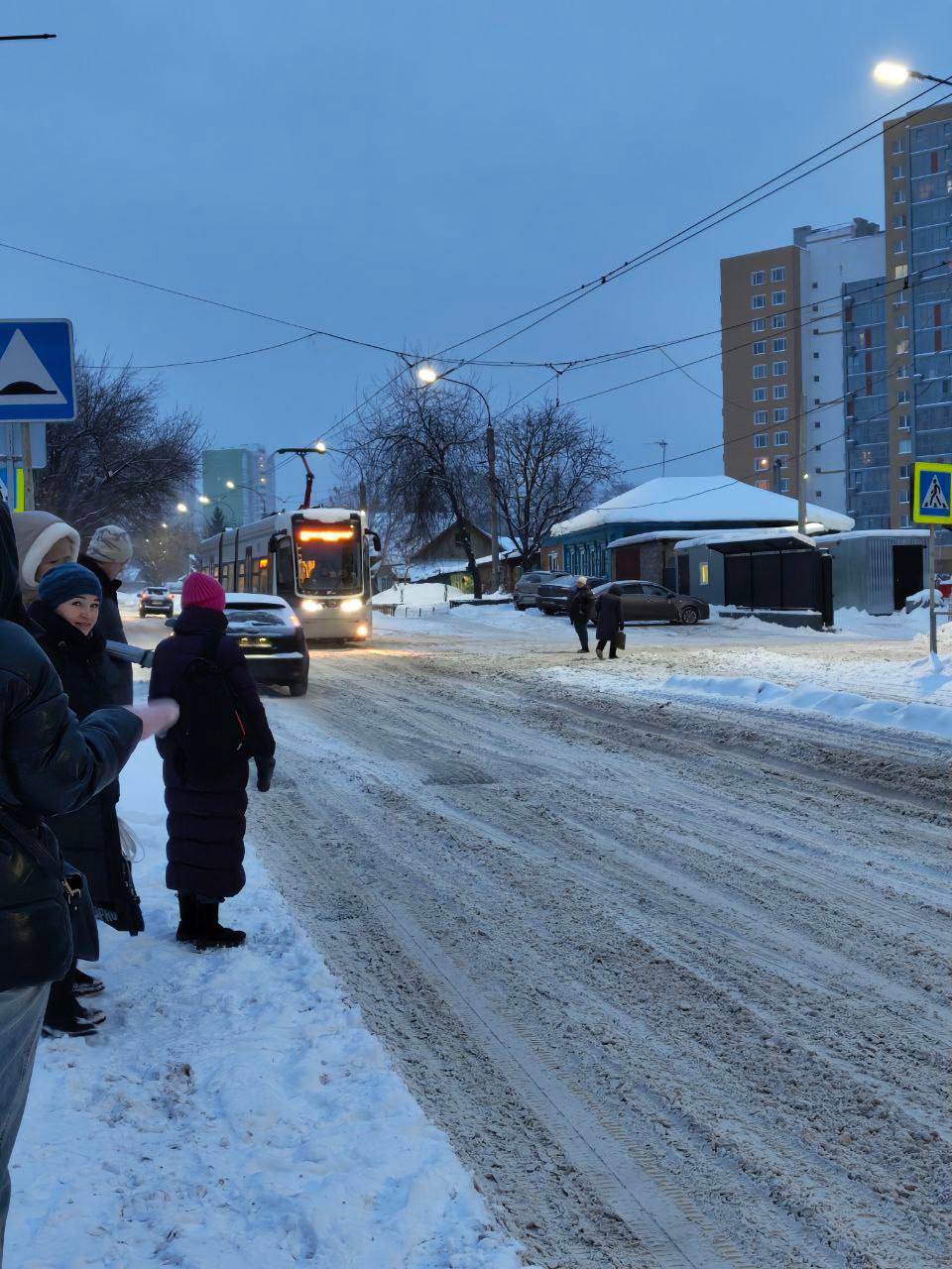 C 1 марта 2026 года МУП УфаГЭТ повышает тарифы на проезд пассажиров и провоз места багажа городским наземным электрическим транспортом стоимость которых составит за одну поездку при оплате наличными денежными средствами и банковскими картами 41 рубль за одну поездку при оплате по бессрочным пластиковым картам единым транспортным картам с транспортным приложением 34 рубля для учащихся в средних и начальных учебных заведениях школах за одну поездку при оплате по единым транспортным картам с транспортным приложением 21 рубль провоз одного места багажа 24 рубля Указанные тарифы соответствуют предельным максимальным ценам на регулярные перевозки пассажиров и багажа городским наземным электрическим транспортом в городском округе город Уфа Республики Башкортостан установленным постановлением Государственного комитета Республики Башкортостан по тарифам от 11 июня 2024 г 88