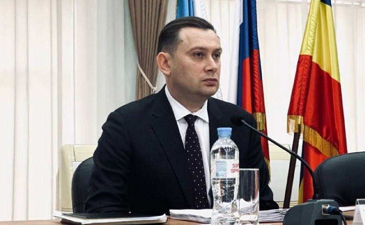 Новым главой Новочеркасска избран Павел Исаков Завершился конкурс на пост главы Новочеркасска Как сообщает Ёрш Новочеркасск большинство депутатов гордумы проголосовало за Павла Исакова Всего в конкурсе участвовало восемь кандидатов Один из них Николай Толмачёв вышел из гонки в последний момент В профессиональном тестировании максимальное количество баллов набрали Павел Исаков и Ольга Грицай Депутаты отдали предпочтение первому Договор с Исаковым заключён на пять лет Опыт муниципальной службы у Исакова уже был но в других городах он работал заместителем глав Ворошиловского и Первомайского районов Ростова а в 2016 году сам стал главой Советского района Затем он возглавил одноимённый район во Владивостоке В последнее время Павел Исаков был исполнительным директором ООО Экотехнологии новочеркасск новости ростовскаяобласть Подпишись на donnewsru