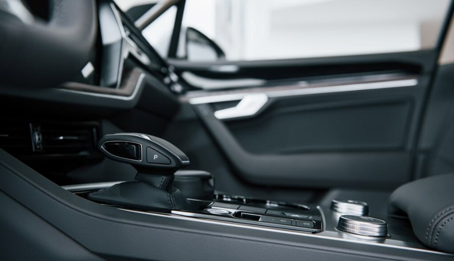 Продажи новых автомобилей в ноябре выросли на 5 в РФ За этот период было продано 127 9 тысяч новых легковых автомобилей Лидерство по прежнему сохраняет Lada на долю которой в конце осени пришлось более 21 от общего объема рынка 27 4 тысяч машин Среди иностранных брендов самым популярным снова оказался Haval автомобили которого в ноябре разошлись тиражом почти в 18 тысяч единиц Всего за 11 месяцев 2025 года в стране было продано 1 19 млн новых легковых автомобилей что на 17 8 меньше чем в январе ноябре прошлого года