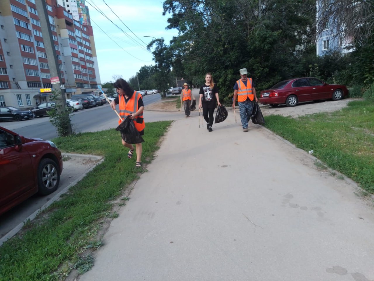Дирекция благоустройства в ежедневном режиме выполняет работы по уборке территорий. Рабочие чистят дороги, собирают случайный мусор, выполняют уборку остановок. Спецтехника подметает пешеходные зоны и проезжую часть дорог. Днем 14 июля уборка смета и грунтовых наносов выполняется на улицах Петрова, Солнечная, площадь Соборная. Тротуары подметают на улицах Новоселов, Советской армии, Шереметьевская, Ленина, Соборная, Кремлевский вал. Газоны выкашивают на улицах Связи, Добролюбова, Пирогова, Костычева, Высоковольтная, Строителей, Черновицкая, Лево-Лыбедская. Подрядчики выполняют ремонт дорог и тротуаров на улицах проезд Яблочкова, Касимовское шоссе, Юбилейная, Костычева, Хлебная, Октябрьская, Тепличная, Роща. Продолжается ремонт подземного перехода на Московском шоссе у остановки «Барс». Ямочный ремонт запланирован на улицах Славянский проспект, Братиславская, Солнечная, Ленинского комсомола, Интернациональная, Молодцова. На улице Космонавтов будет выполняться выравнивание дорожного профиля гранулятом.