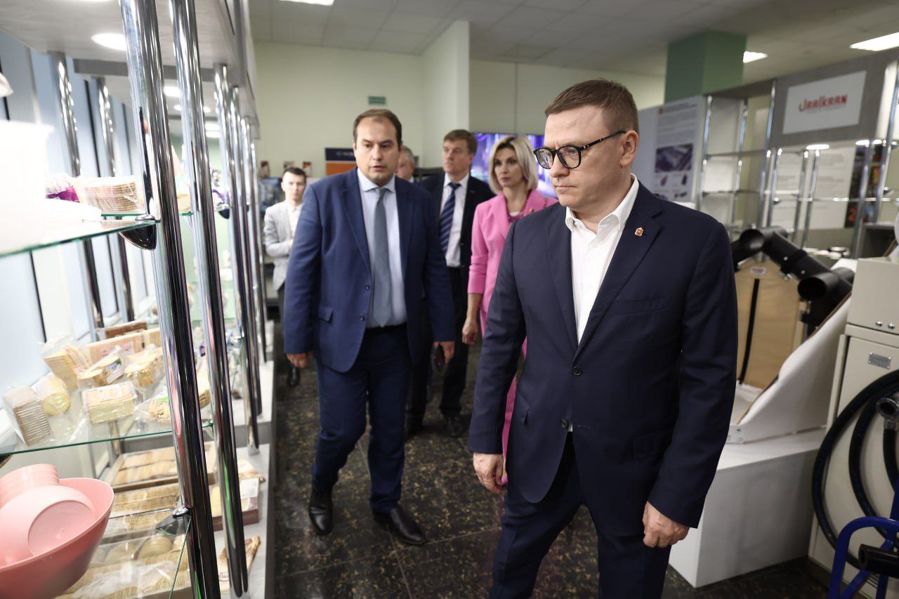 Делегация Челябинской области работает в Минске   Визит направлен на развитие сотрудничества между Челябинской областью и Республикой Беларусь в различных сферах, включая экономику, культуру и социальные проекты. Возглавляет делегацию губернатор Алексей Текслер.    Запланировано посещение ключевых предприятий Гомельской области и Минска, встречи с руководством Республики и ее регионов. В составе делегации Челябинской области находятся более 20 представителей бизнеса, которые готовы обсудить перспективы совместной деятельности и обменяться опытом с белорусскими партнерами.   Напомним, в Минске на постоянной основе работает выставочный павильон Челябинской области. Там представляются компании и образцы продукции предприятий Южного Урала.  Фото:       !