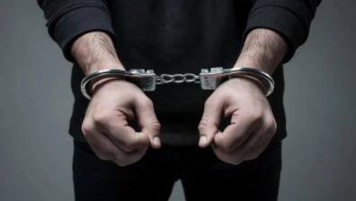 Задержан мужчина ранивший ножом оппонента в ходе ссоры в Долгопрудном Полицейские задержали подозреваемого в ранении оппонента ножом в ходе бытового конфликта в Долгопрудном Об этом сообщает пресс служба Главного управления МВД России по Подмосковью В дежурную часть отдела полиции по городскому округу Долгопрудный МУ МВД России Мытищинское из медицинского учреждения поступило сообщение о том что с телесными повреждениями доставлен и госпитализирован гражданин 2004 года рождения Сотрудниками полиции предварительно установлено что около одного из домов расположенных на ул Академика Лаврентьева между двумя мужчинами произошел конфликт в ходе которого один из них нанес оппоненту ножевое ранение В результате проведенных мероприятий полицейскими задержан подозреваемый в совершении противоправного деяния Им оказался ранее судимый местный житель 1989 года рождения рассказали в пресс службе По данному факту следователем Следственного управления МУ МВД было возбуждено уголовное дело по ст 111 УК РФ Умышленное причинение тяжкого вреда здоровью Суд избрал фигуранту меру пресечения в виде заключения под стражу