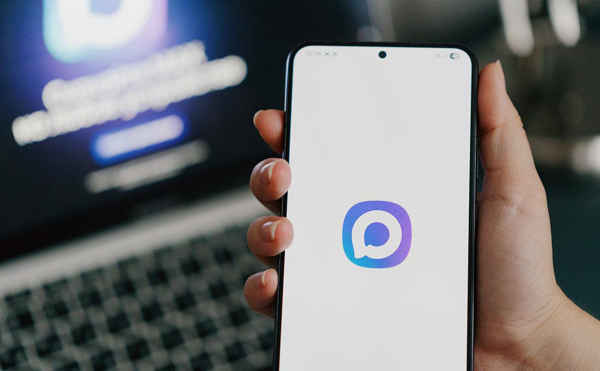 Россиянам начнут присылать повестки в суд через госмессенджер Max Получение судебных уведомлений через Госуслуги могут сделать обязательным а Max интегрировать в систему судопроизводства С таким предложением выступил председатель Верховного суда Игорь Краснов Предполагается что документы уведомления и взаимодействие с судами будут проходить через цифровой ID электронную подпись и видеосвязь По мнению Краснова это упростит доступ к правосудию и исключит случаи когда участники процесса избегают заседаний ссылаясь на неполучение повесток bisrub