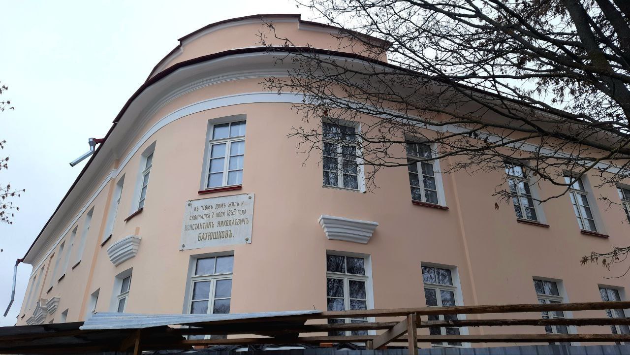 В Доме Батюшкова продолжается реставрация Замгубрнатора Антон Стрижов сообщил что ремонтные работы проходят и в исторической части здания На сегодняшний день специалисты занимаются чистовой отделкой помещений В ближайшее время приступят к покраске стен и ремонту лестниц Большая часть работ будет завершена в этом году Реставрация объекта культурного наследия проходит по поручению Георгия Филимонова Работы ведутся по нацпроекту Семья Здание восстанавливают для студентов филиала Ярославского медвуза Правительство Вологодской области Telegram MAX