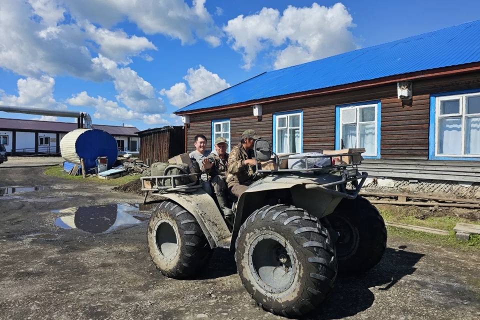  Бригада врачей работает в пострадавшем от паводка Оймяконском районе Якутии Для оказания первичной медико-санитарной помощи гражданам в Оймяконском районе сформирована мультидисциплинарная бригада. В состав группы вошли 2 врача-терапевта, эндокринолог, кардиолог, акушер — гинеколог, врач ультразвуковой диагностики, офтальмолог, отоларинголог, педиатр, травматолог-ортопед, врач-невролог, медицинский психолог и 2 медицинских сестёр. Бригада выехала в район 24 июля. Врачебный приём начался 25 июля в селе Оймякон, где осмотрено 10 человек, из них 3 на дому. В селе Берег-Юрдэ обследованы 3 граждан на дому. В селе Томтор всего осмотрено 60 человек: 47 взрослых и 13 детей. 2 граждан направлены на стационарное лечение по месту жительства, один — на стационарное лечение в Якутск. Дальнейшее обследование на онкозаболевание пройдёт 1 человек. Работа мобильной бригады врачей продлится до 7 августа по поручению главы республики Айсена Николаева. Фото: www.sakha.gov.ru Все новости #Яестьновость Обсудить