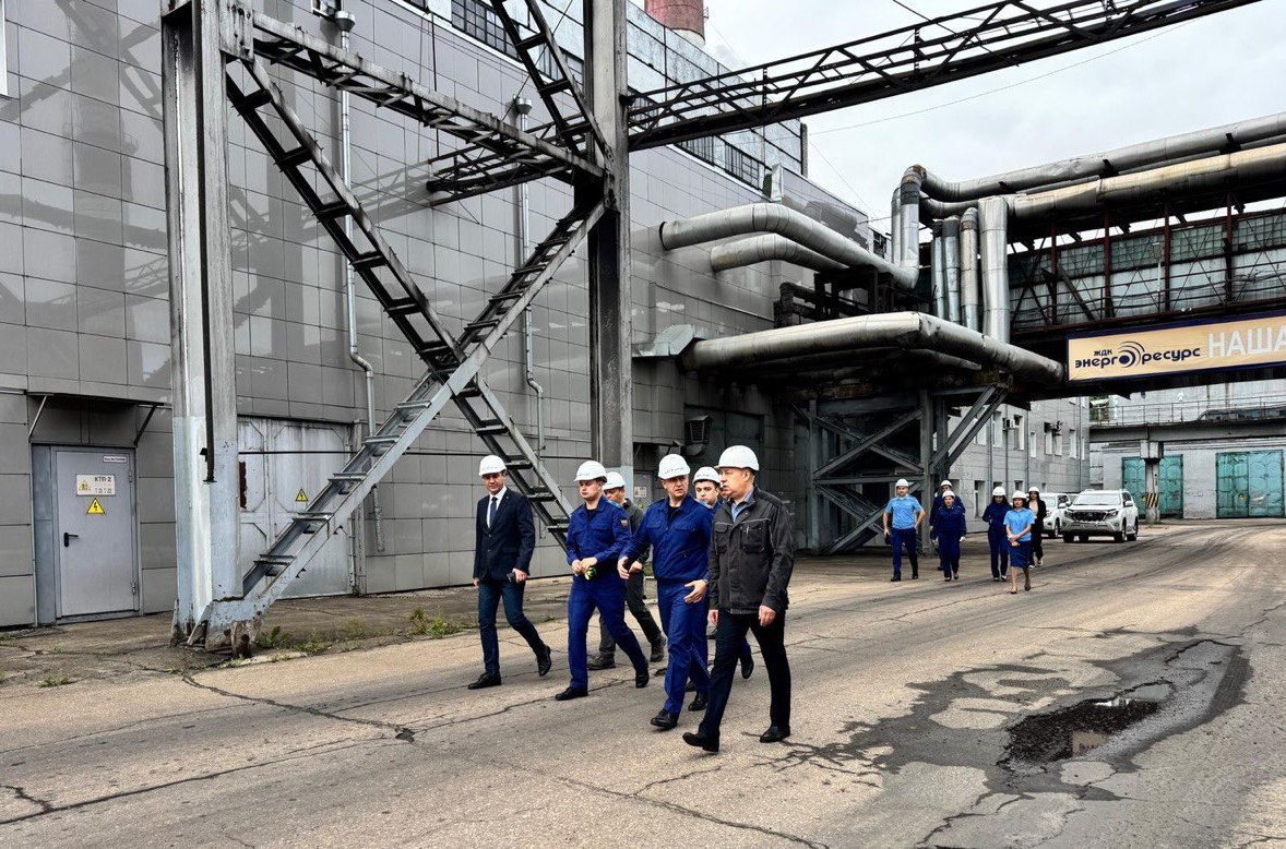 Прокуратура Приамурья установила низкие темпы подготовки коммунальных объектов Тынды к предстоящей зиме По поручению прокурора области Романа Пантелеева в Тынду с рабочим визитом приехали заместитель прокурора области Олег Лисенков и начальник управления по надзору за исполнением федерального законодательства прокуратуры области Иван Быков. Вместе с представителями администрации города, теплоснабжающего предприятия Олег Лисенков проанализировал готовность муниципалитета к отопительному сезону. Надзорным ведомством были установлены низкие темпы подготовки объектов к предстоящей зиме. Проинспектирован ход капитального ремонта инженерных сетей города, реализуемого в рамках национального проекта «Инфраструктура для жизни». Проверяющими были выявлены риски невыполнения работ в установленный контрактом срок. Особым вниманием заместителя прокурора региона охвачен капитальный ремонт здания средней школы №7 имени Героя России Игоря Ткаченко. Масштабные работы проходят в рамках национального проекта «Молодежь и дети». Представителями прокуратуры дана оценка темпам выполнения работ по ремонту кровли Молодежно-досугового центра «Гармония» и восстановлению автомобильных дорог города. В связи с недостаточной готовностью теплоснабжающих предприятий к началу отопительного сезона, наличием рисков нарушения сроков выполнения работ в рамках национальных проектов заместитель прокурора области объявил предостережение мэру Тынды. Подобные меры приняты Тындинским городским прокурором в отношении руководителей ресурсоснабжающей и подрядных организаций. Ход работ оставлен на контроле в прокуратуре области. В ходе визита в Тынду заместитель прокурора области с директором гимназии №2 заключил соглашение о создании «прокурорского» класса, в котором с 10 класса будут учиться дети, желающие узнать больше о деятельности органов прокуратуры. В рамках рабочего визита Олег Лисенков провел личный прием тындинцев. Жители города обратились к представителю областной прокуратуры с злободневными вопросами ненормативного состояния жилых домов, длительного ремонта учреждений дополнительного образования. По всем обращениям поручено проведение конкретных надзорных мероприятий, их результаты, а также фактическое восстановление нарушенных прав граждан поставлены на контроль в прокуратуре области. - твой надежный партнер в потоке новостей