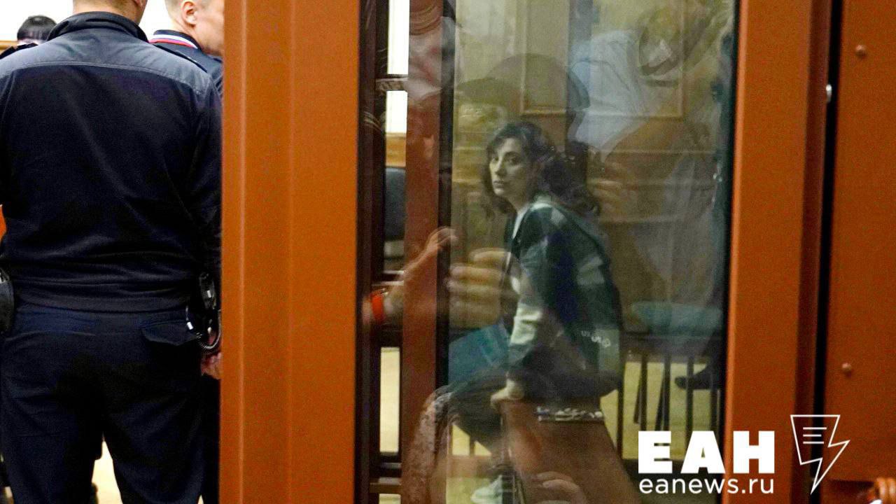 Озвучен приговор Вероники Наумовой, убившей Далера Бобиева Опекунше дали 24 года общего режима с последующим ограничением свободы на 2 года. Также Наумова должна выплатить компенсацию отцу Далера в размере 1 млн рублей. Ее племяннику Даниилу Егольникову дали срок 5 лет общего режима.
