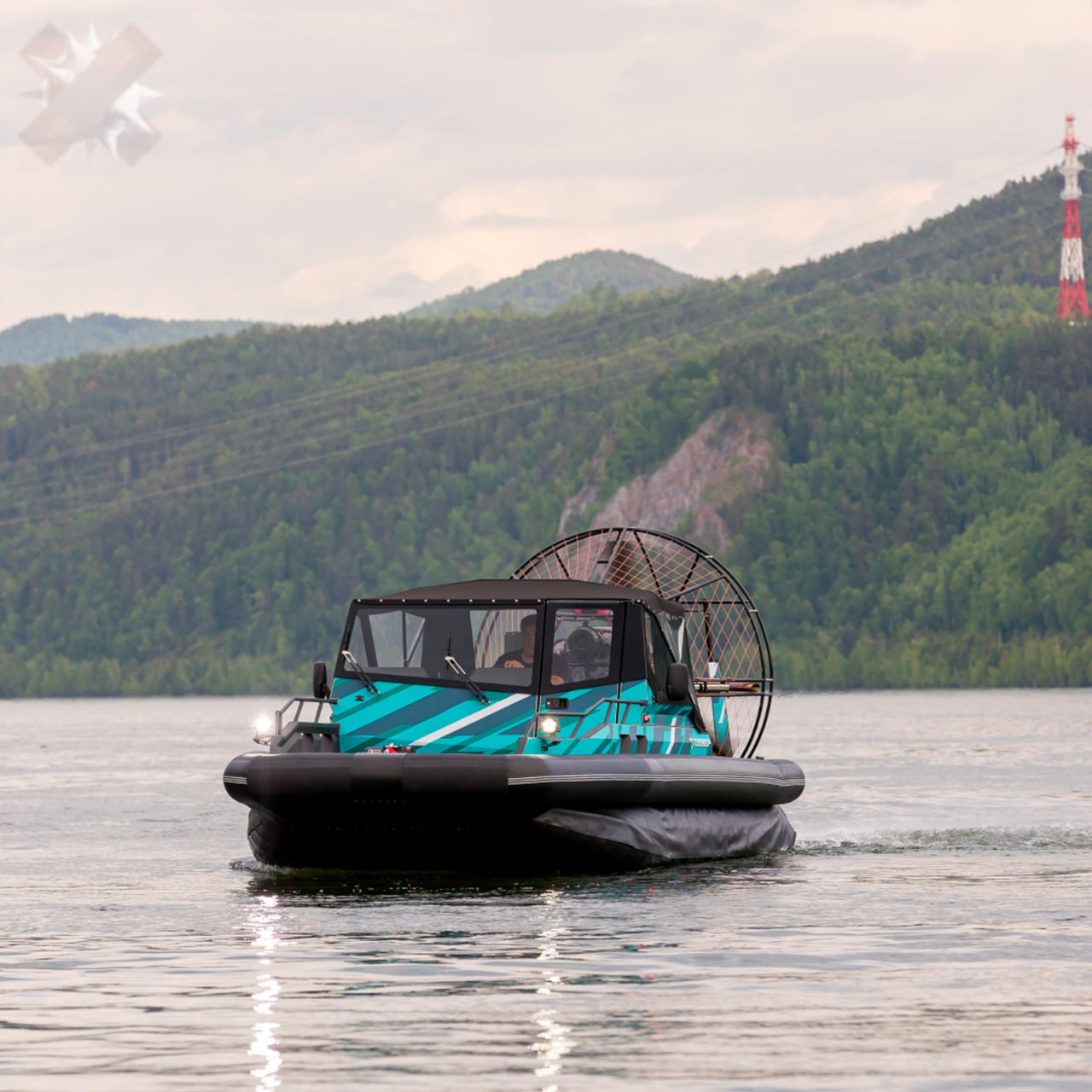 На Онежском озере перевернулась лодка с туристами На борту было 5 человек четверо в больнице с переломами и ушибами Причина в неисправности судна и наезд на береговую кромку Капитан вёл себя агрессивно и не сбавил газ из за чего аэролодка врезалась в деревья и опрокинулась в километре от берега здоровья пострадавшим капитана нужно привлечь к ответственности за такое НМШ