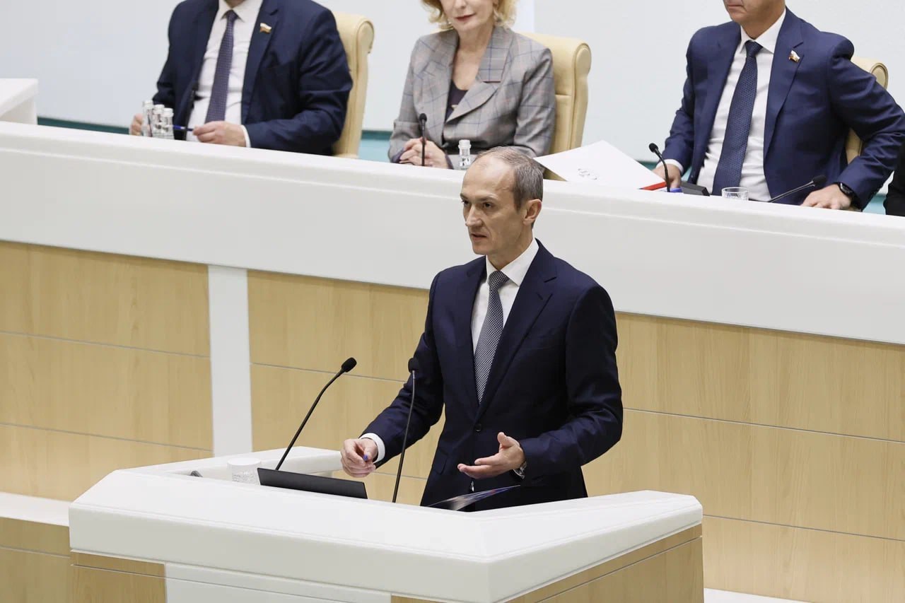 Григоренко биометрия защитит детей от опасных покупок в интернете Вице премьер Дмитрий Григоренко сообщил что правительство завершило разработку сервиса подтверждения возраста по биометрии Сервис запустят в течение месяца Он позволит решить проблему онлайн продажи несовершеннолетним товаров с возрастными ограничениями Сегодня возраст проверяют только курьеры при доставке и контролировать качество такой проверки невозможно Биометрия инструмент который позволит достоверно подтверждать возраст и защитит детей от покупки неположенных им товаров в интернете подчеркнул вице премьер в ходе Правительственного часа в Совете Федерации   Подписывайся на Голос страны в МАХ